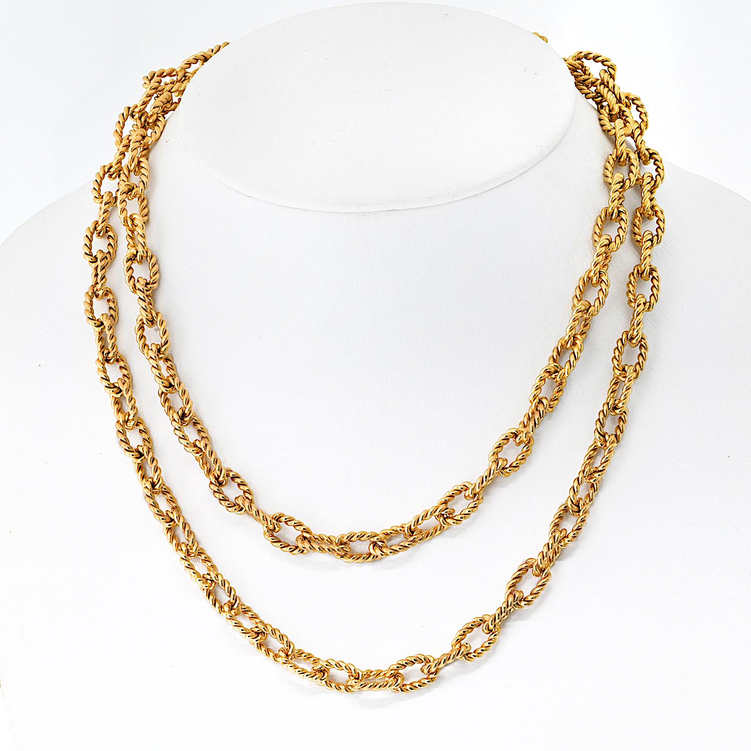 Diese Vintage-Halskette von Van Cleef & Arpels aus 14 Karat Gelbgold ist ein beeindruckendes Beispiel für die Eleganz der Jahrhundertmitte. Mit ihren wunderschön gedrehten Gliedern strahlt sie zeitlose Raffinesse und außergewöhnliche Handwerkskunst