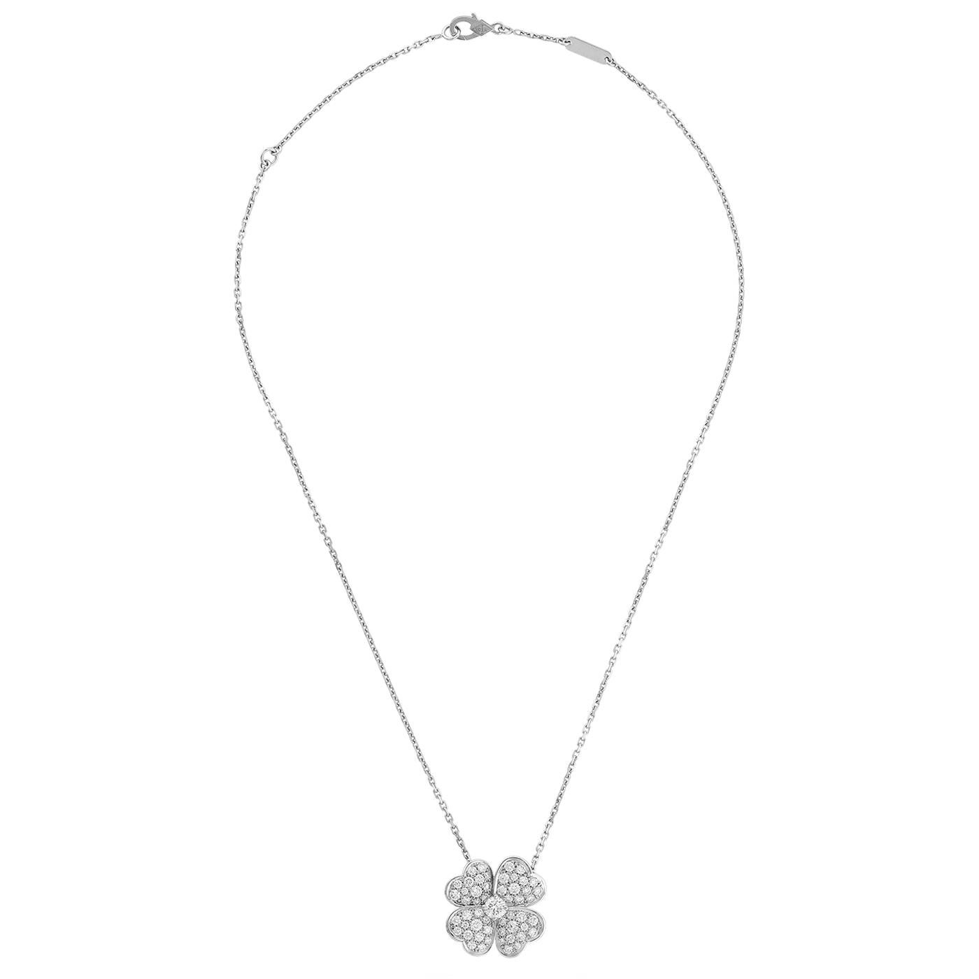 Composé de quatre pétales en forme de cœur, Cosmos s'inspire de l'une des fleurs emblématiques de Van Cleef & Arpels, datant des années 1950. Le design naturaliste crée une forte impression de mouvement.

Détails :
Marque : Van Cleef & Arpels
Modèle