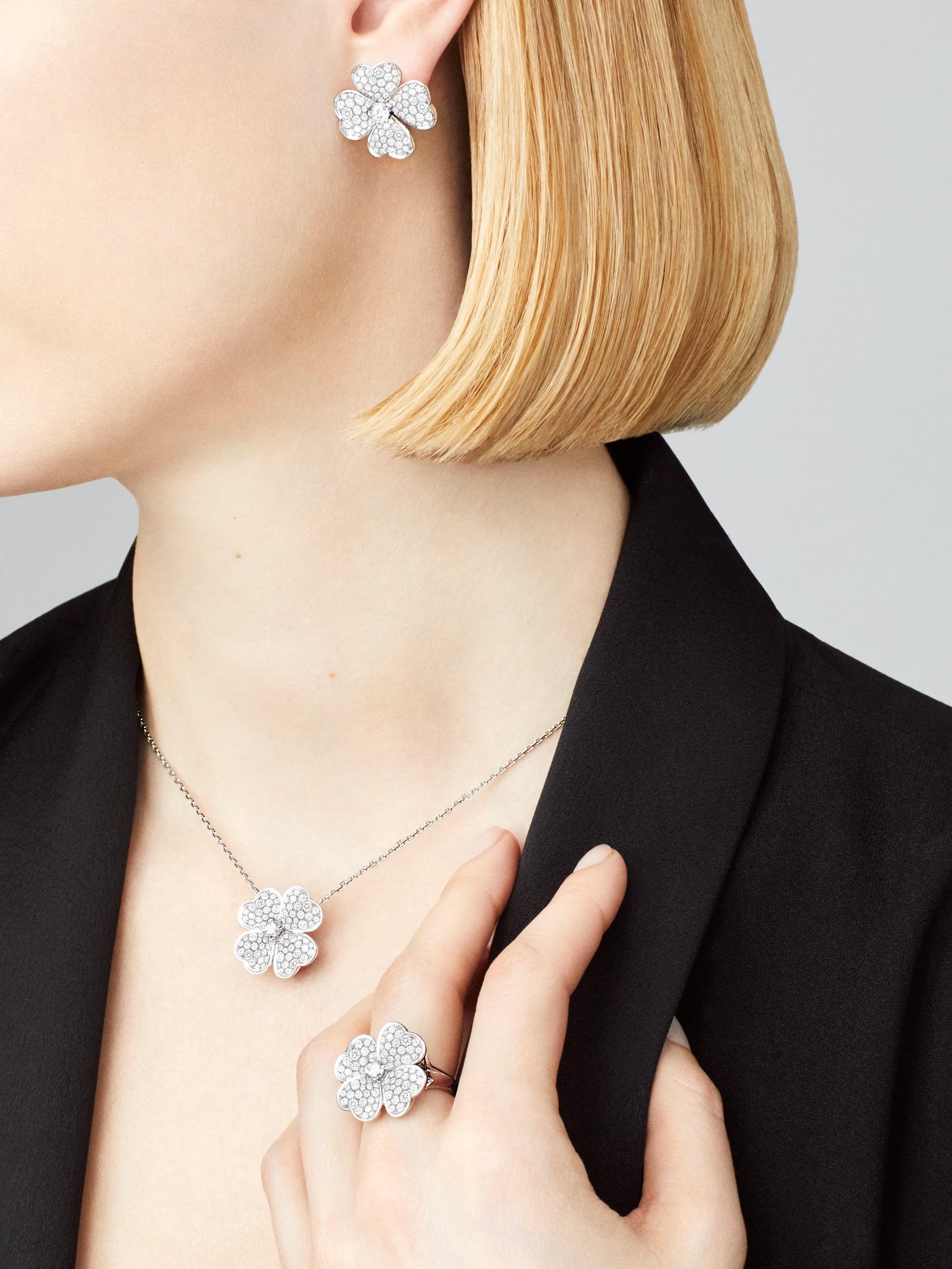 Van Cleef & Arpels Collier à clip Cosmos de 1,56ct, modèle moyen, or 18K Excellent état - En vente à Aventura, FL