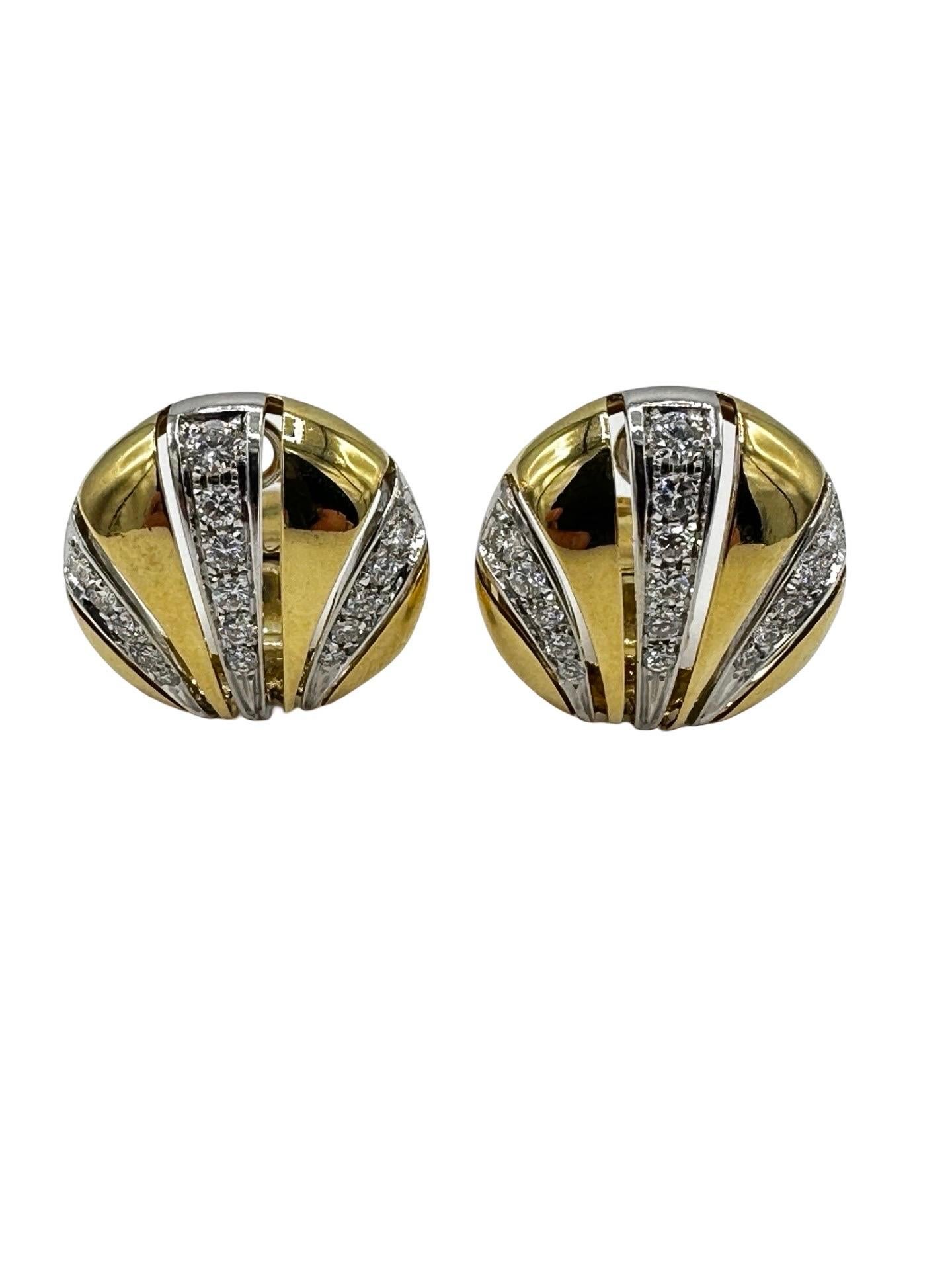 Clips d'oreilles classiques et intemporels créés par Van Cleef & Arpels dans les années 1980. Féminines, faciles à porter et d'un chic français, les boucles d'oreilles sont un excellent complément à votre collection de bijoux. En or jaune et blanc