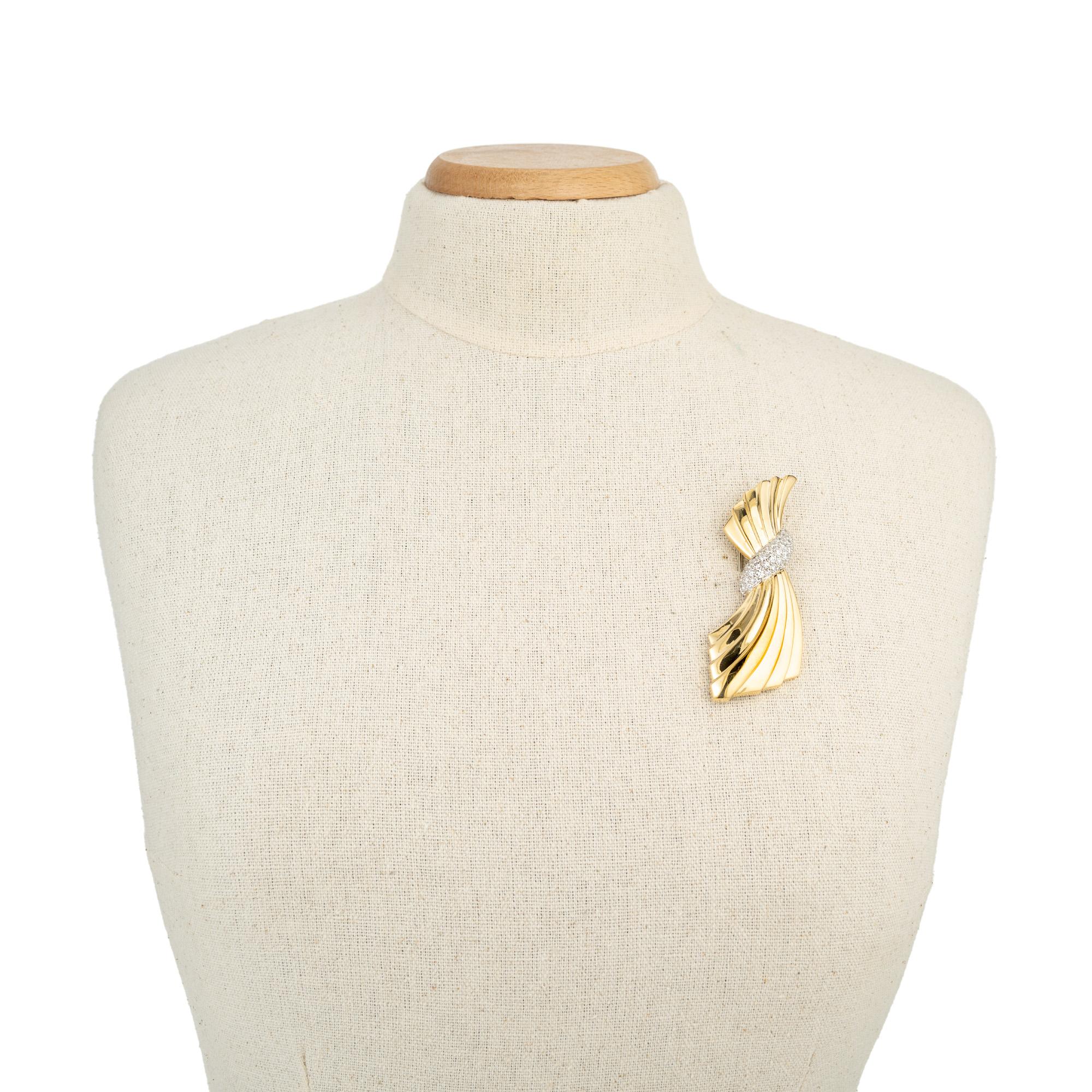 Van Cleef & Arpels 1.60 Carat Diamond Swirl Gold Brooch For Sale 5