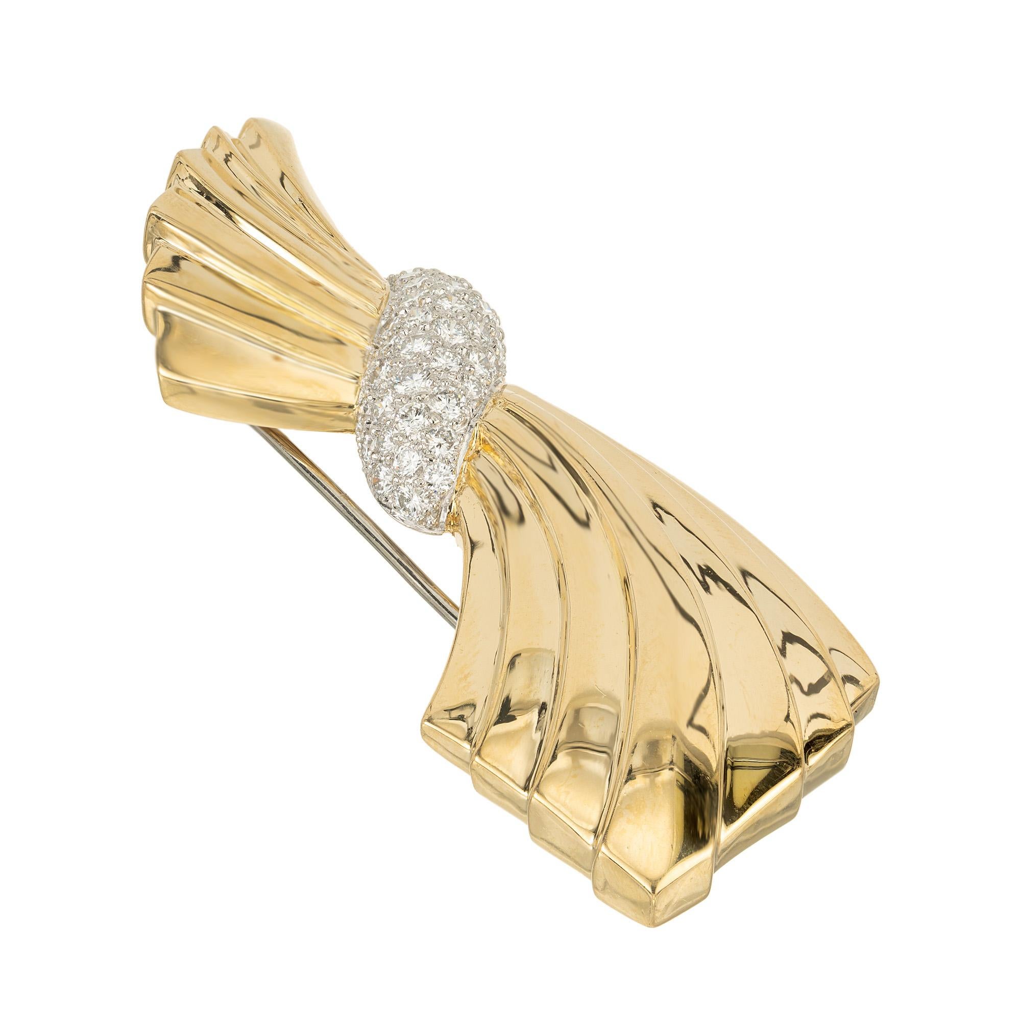 Round Cut Van Cleef & Arpels 1.60 Carat Diamond Swirl Gold Brooch For Sale