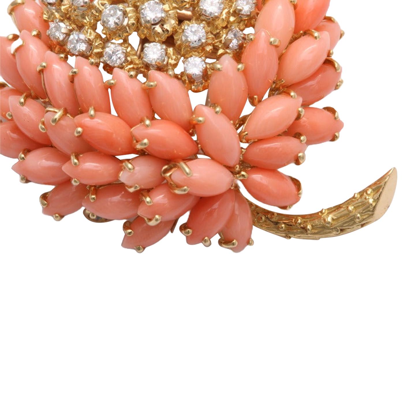 Van Cleef & Arpels 1.75 Carat Coral & Round Diamonds Brooch 18K Yellow Gold In Excellent Condition For Sale In Aventura, FL