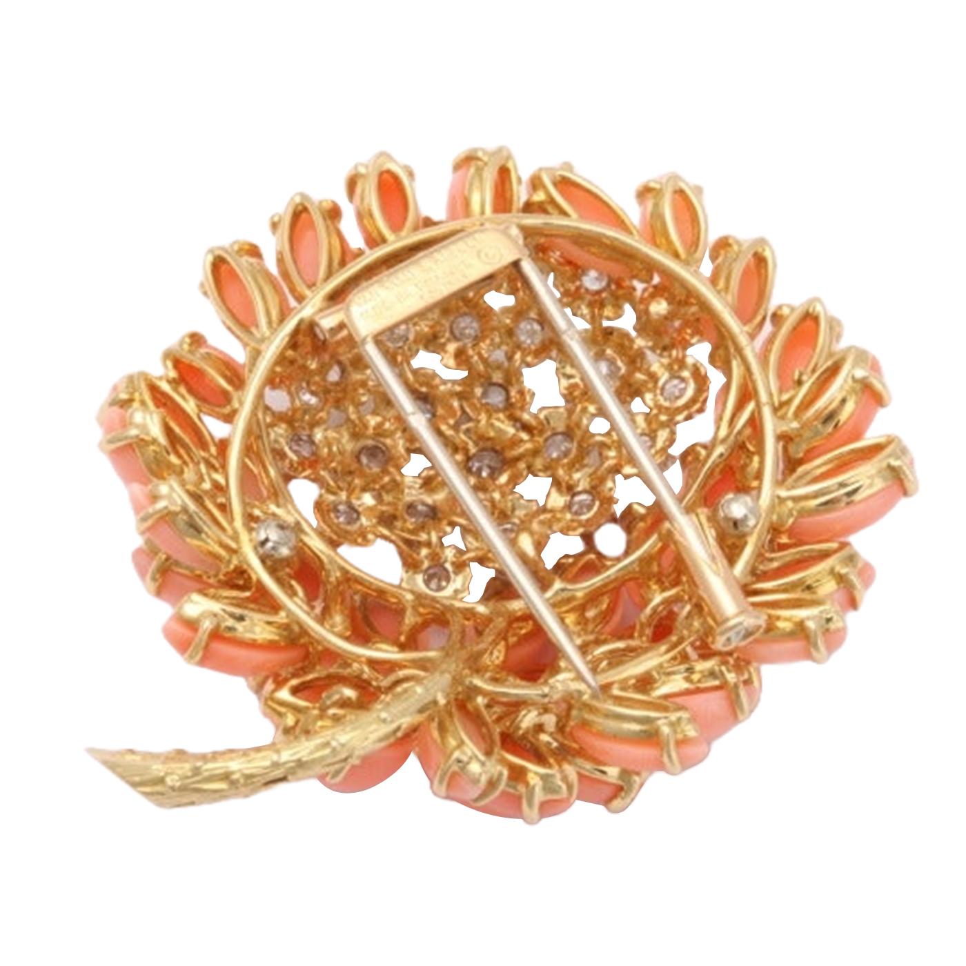 Women's or Men's Van Cleef & Arpels 1.75 Carat Coral & Round Diamonds Brooch 18K Yellow Gold For Sale