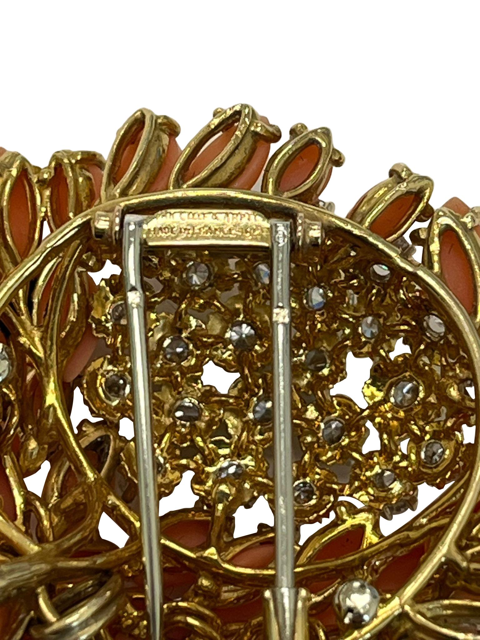 Van Cleef & Arpels 1.75 Carat Coral & Round Diamonds Brooch 18K Yellow Gold For Sale 3
