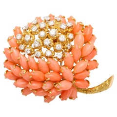 Van Cleef & Arpels Broche en or jaune 18 carats avec corail de 1,75 carat et diamants ronds