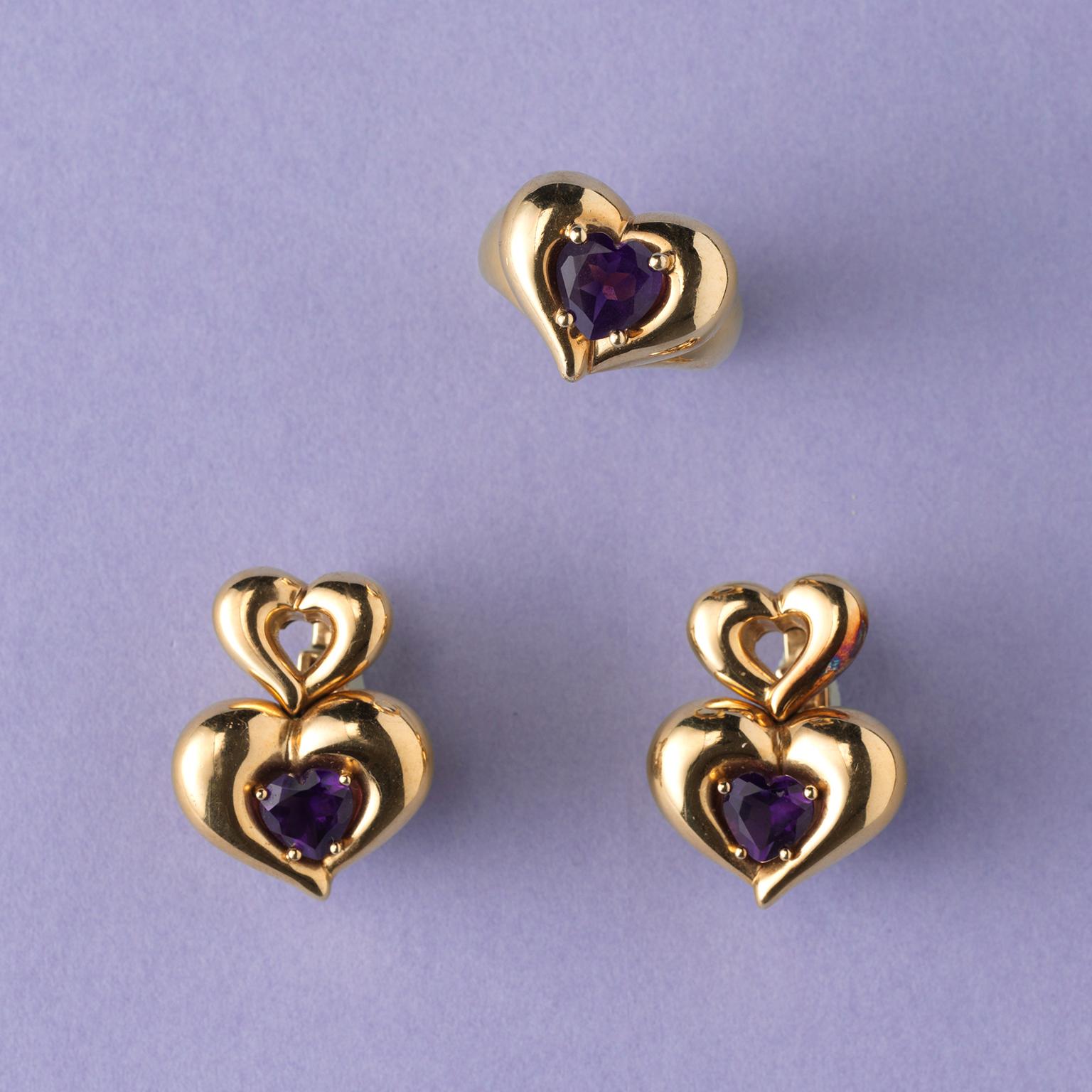 A set consisting of an 18 carat gold heart shaped ring and earrings each set with heart shaped amethyst, signed and numbered: Van Cleef & Arpels, circa 1990.

number ring: CR05.21AM
number earrings: CR03.06AM15
afmetingen oorbellen: 3 x 2.3