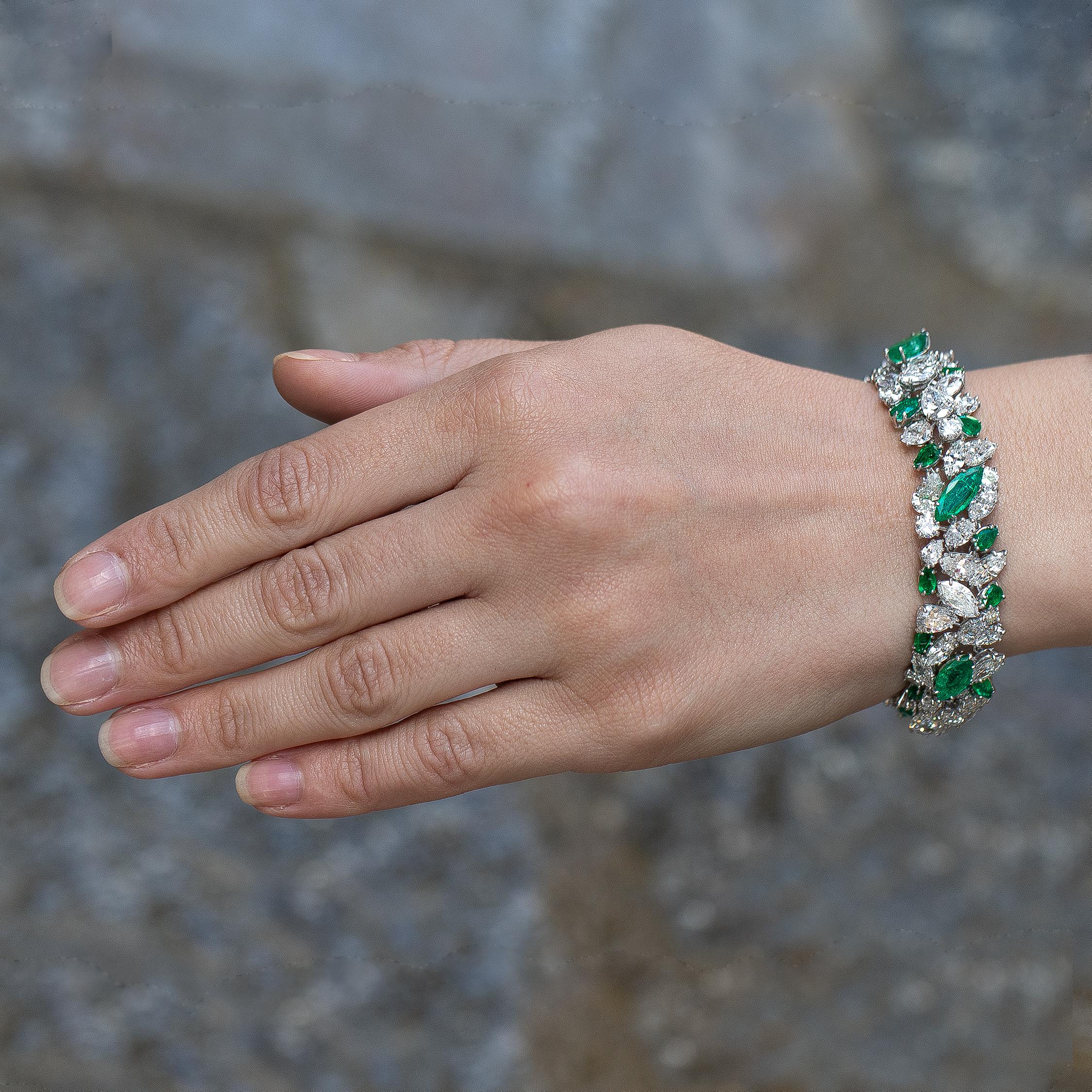 Marquise Cut Van Cleef & Arpels 18 Carat Emeralds 30 Carat Diamond Platinum Bracelet