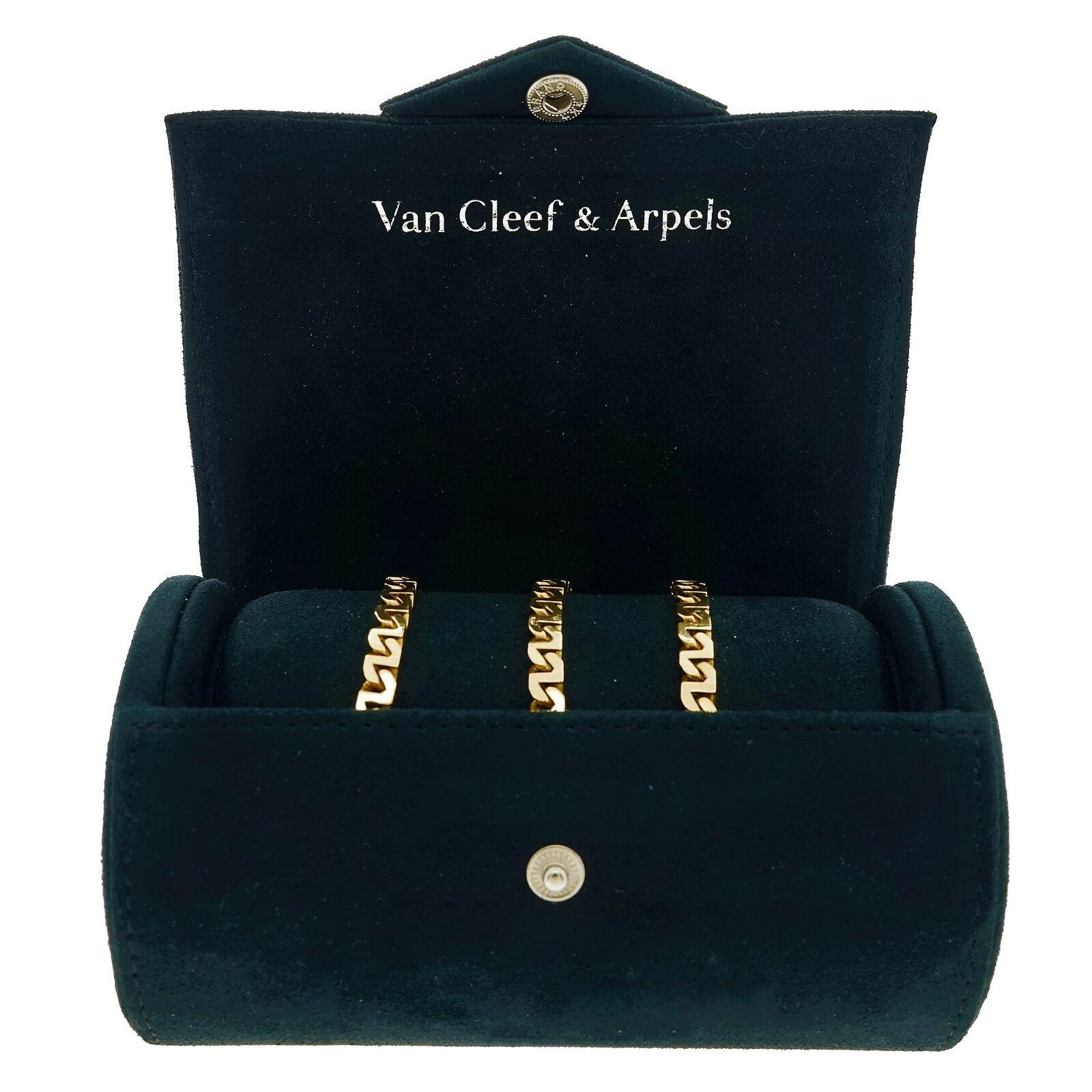 Details & Condition: A rare and highly sought after Van Cleef & Arpels 18k Yellow gold men's necklace.
This piece is 24 inches long and weighs 77.30 Grams / 49.70 Pennyweight and is solid throughout.
Crafted in the mid 1970's this was part of a