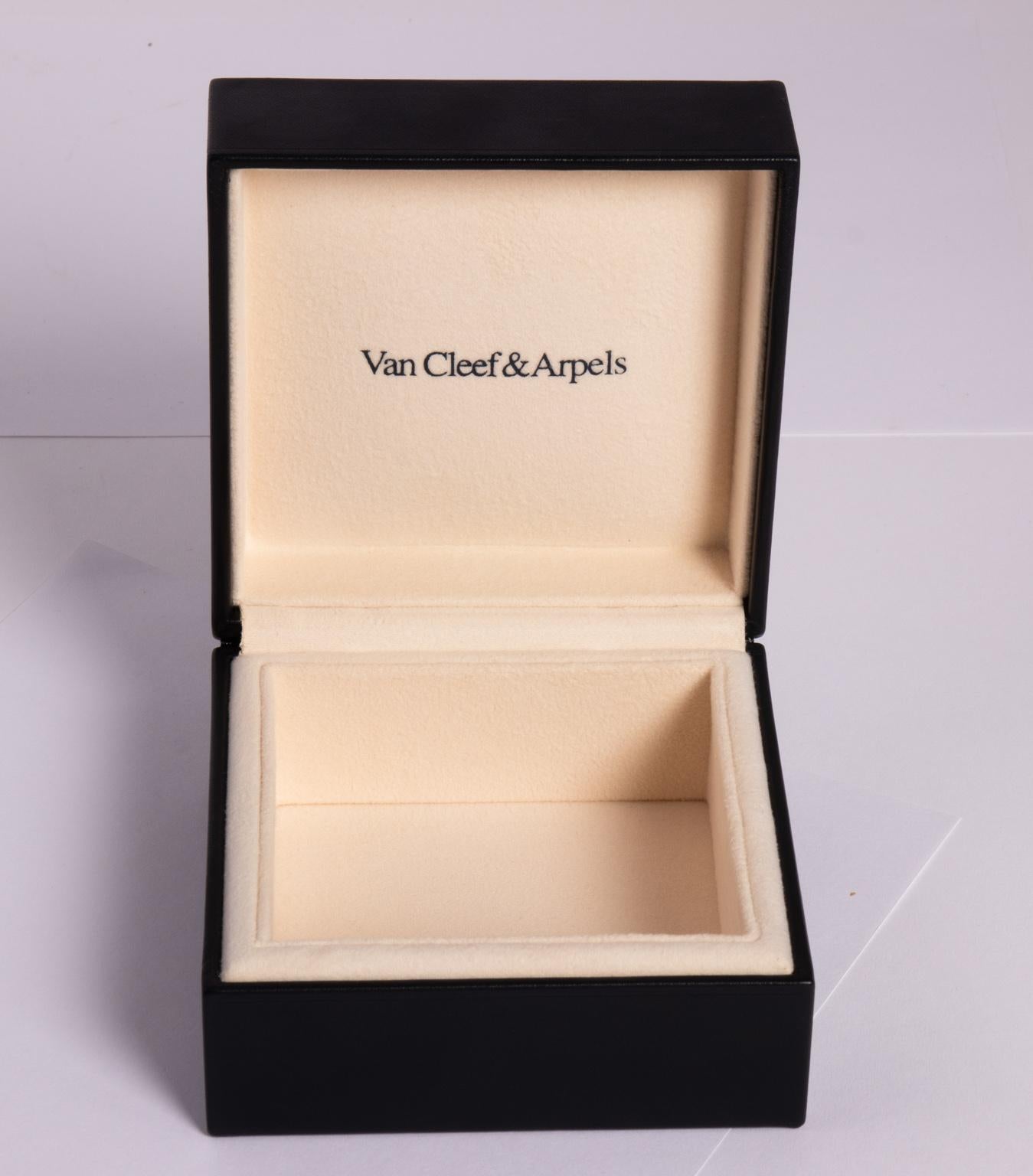 Van Cleef & Arpels 18 Karat Yellow Gold and Diamond Compact For Sale 10