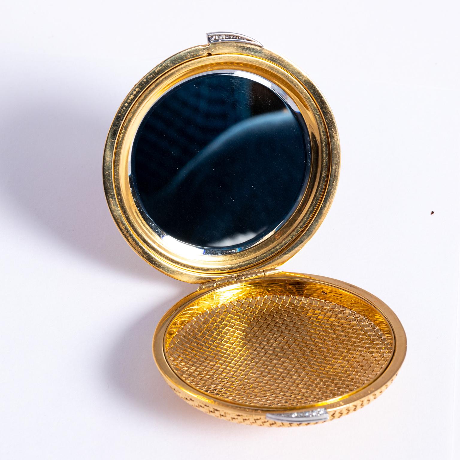 Van Cleef & Arpels 18 Karat Yellow Gold and Diamond Compact In Good Condition For Sale In St.amford, CT