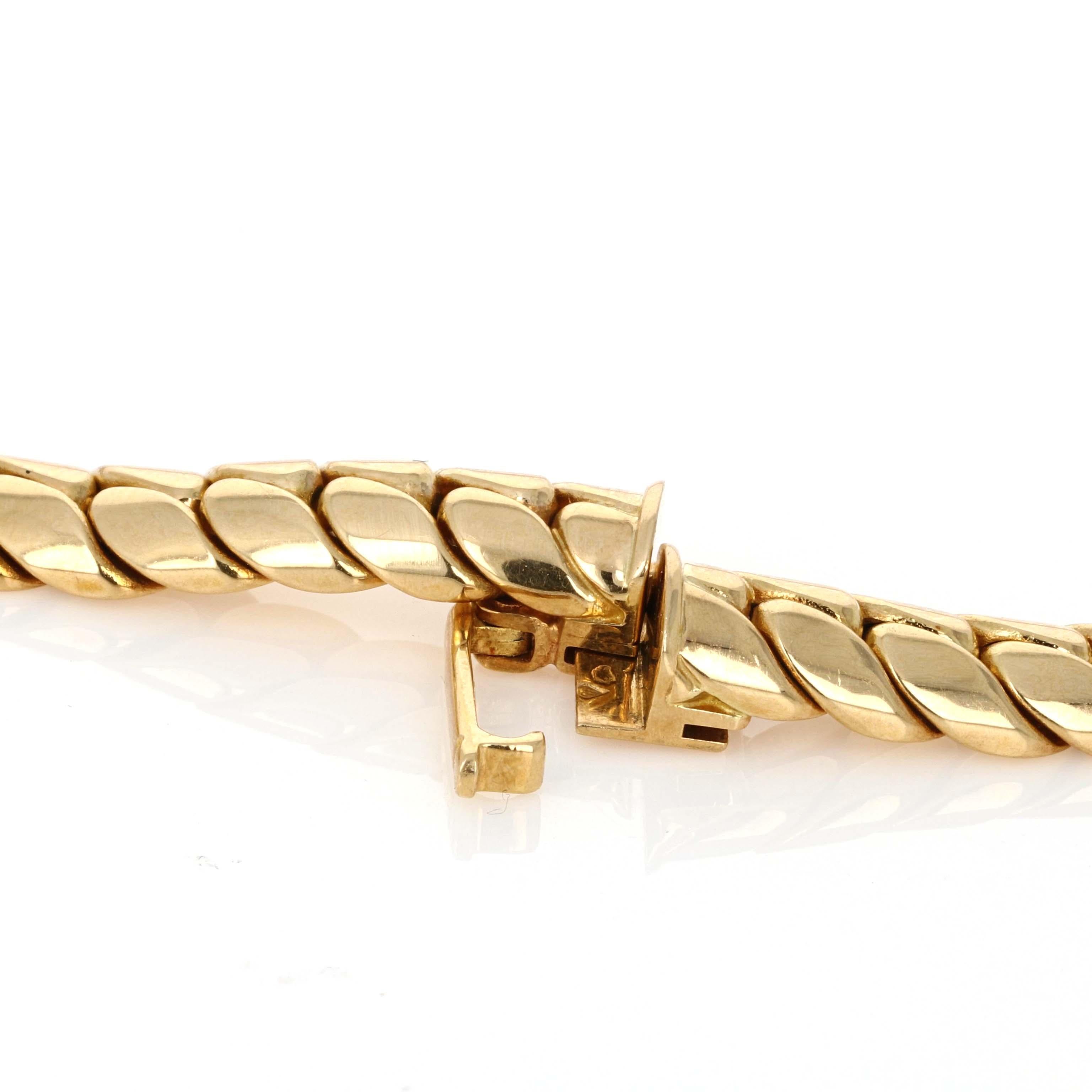 Van Cleef & Arpels, Original Retro-Halskette aus 18 Karat Gelbgold mit Diamanten. Die Halskette ist aus den 1980er Jahren mit einem englischen Link/  Fischgrätenkette und Diamantmotiv in der Mitte.
In der Mitte befinden sich 28 runde Diamanten im