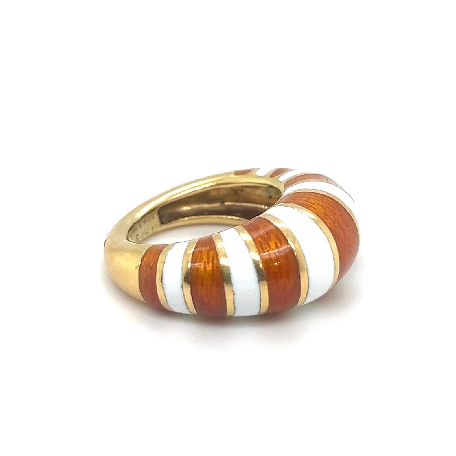 Wunderschöner Ring aus 18 Karat Gelbgold und Emaille von Van Cleef & Arpels, 1960er Jahre.

Dieser vollständig aus 18-karätigem Gelbgold gefertigte Ring im Vintage-Stil zeichnet sich durch ein raffiniertes Bombé-Design aus, das anmutig geschwungen