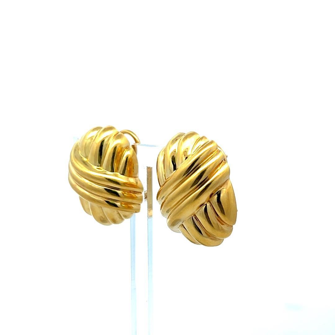 Designer :
Van Cleef & Arpels
Titre :
Van Cleef & Arpels Boucles d'oreilles à pince en or jaune 18 carats
Le style :
Clip On
Métal :
Or jaune 18 carats
Dimension :
1.03*0.76*0.56IN
Poids :
25,2 grammes
Condit :
Vintage By
ID du produit :
5J223
Note