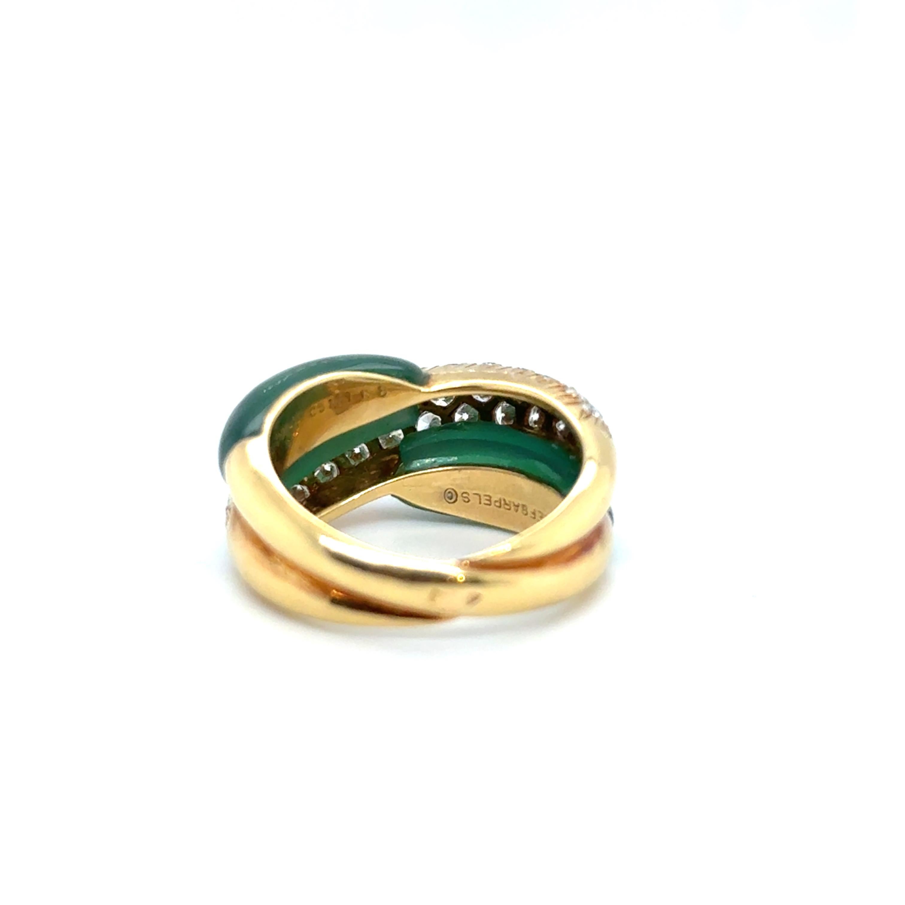 Van Cleef & Arpels Bague croisée en calcédoine et diamant

Ce modèle crossover intemporel est pavé de diamants taille brillant totalisant 0,92ct. et décoré de deux incrustations de calcédoine verte taillée en calibre.
Cette intrigante création de la