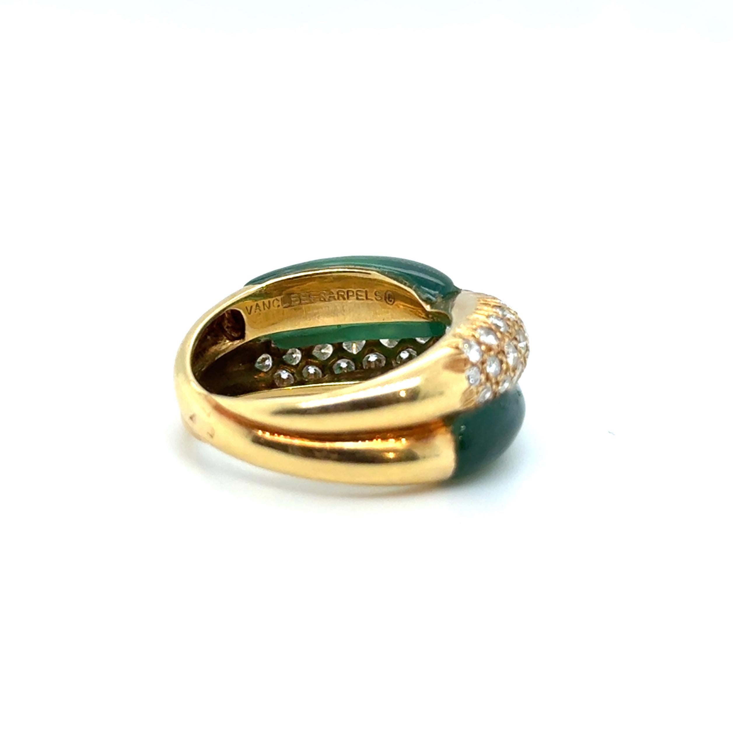 Taille brillant Van Cleef & Arpels Bague en or jaune 18 carats, diamants et calcédoine en vente
