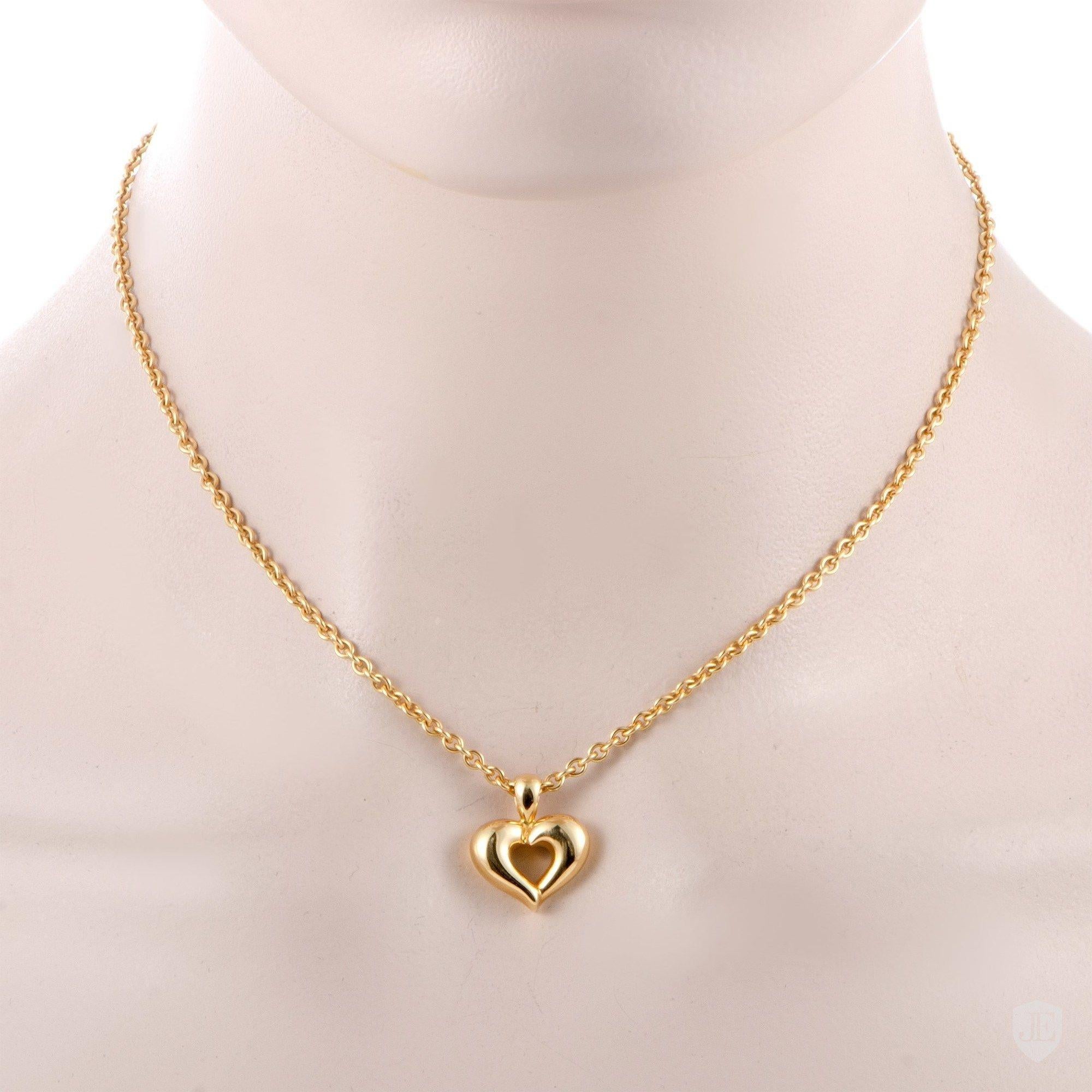 
LThis delightful necklace offers a splendidly feminine appearance, boasting a lovely heart pendant that is presented on a stylish rolo chain. The necklace is designed by Van Cleef & Arpels and it is masterfully crafted from 18K yellow gold,