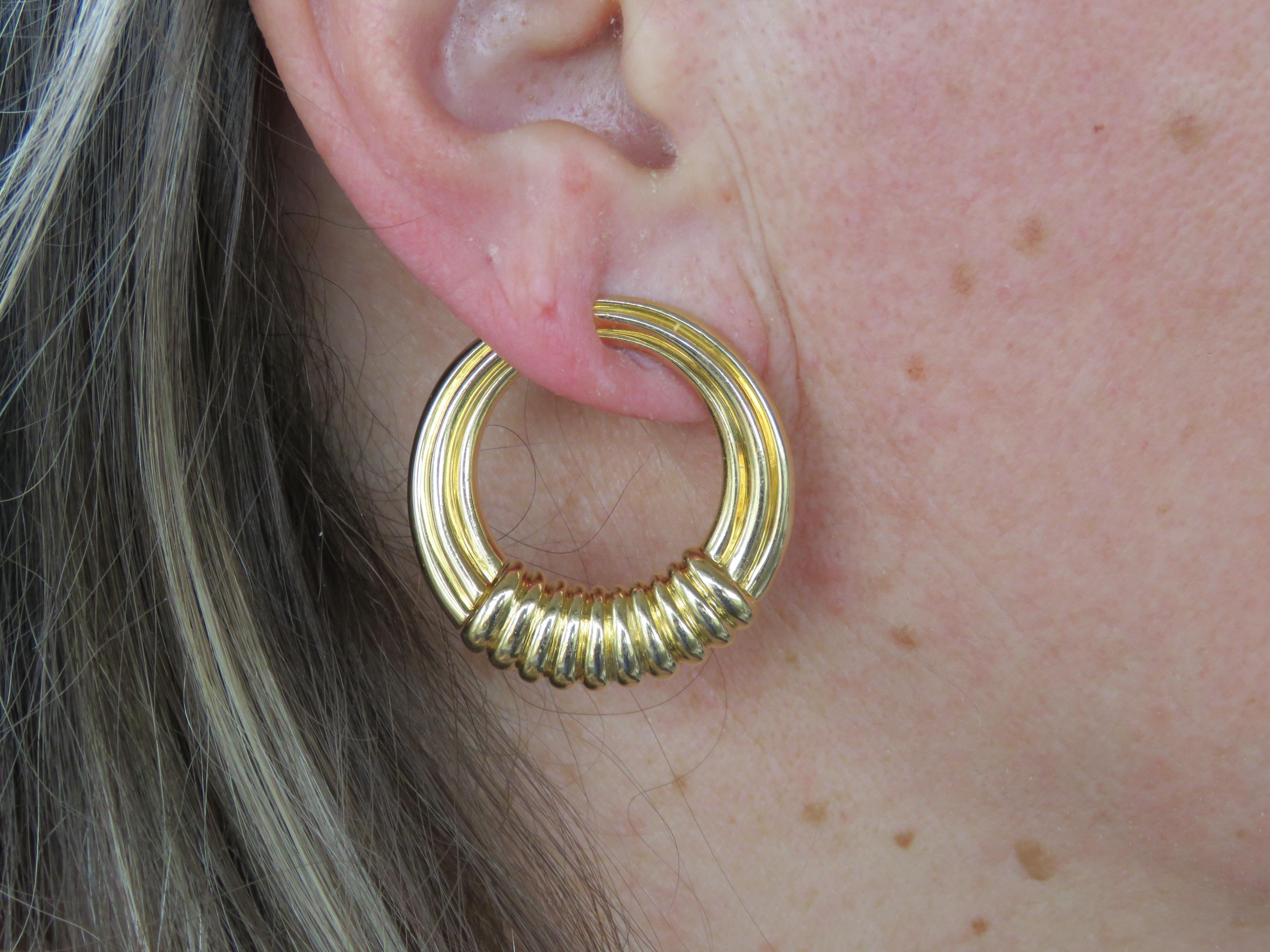 Van Cleef & Arpels 18 Karat Yellow Gold Hoop Earrings In Good Condition In Beziers, FR