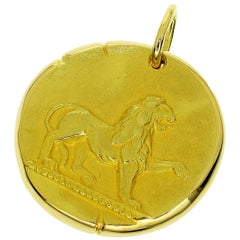 Vintage Van Cleef & Arpels 18 Karat Yellow Gold Leo Zodiac Pendant Top