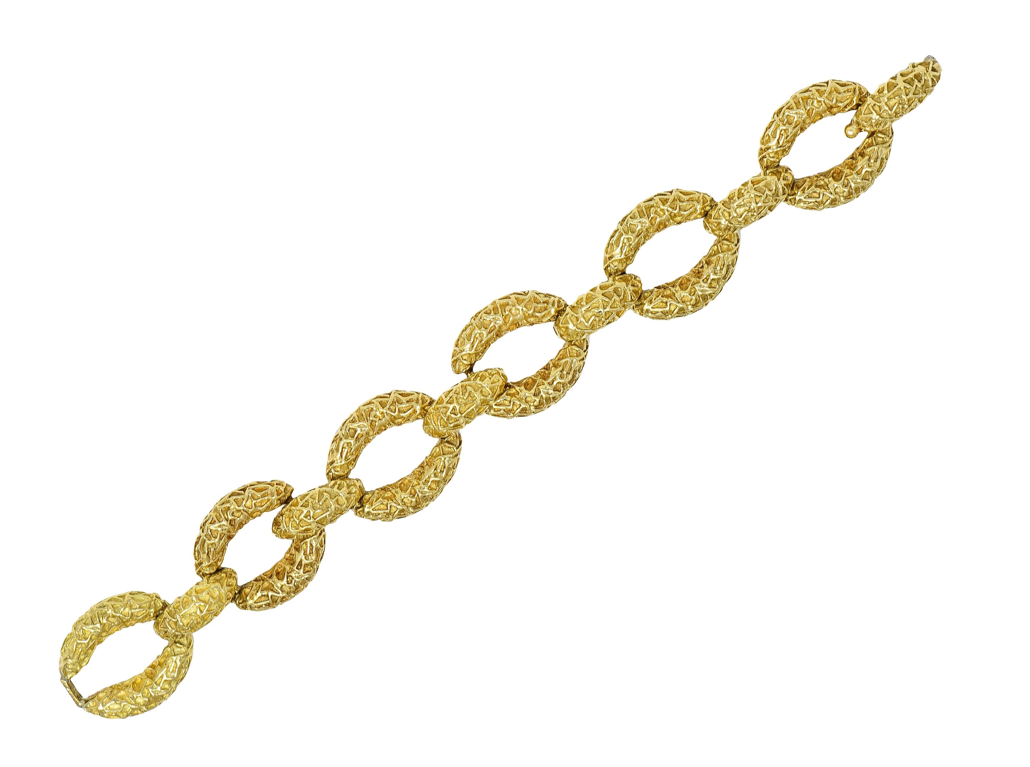 Besteht aus abwechselnd ovalen und stabförmigen Gliedern. Durchgehend mit organischer Textur. Mit Klappschließe. Gestempelt für 18 Karat Gold. Nummeriert und signiert für Van Cleef & Arpels. CIRCA: 1960er Jahre. Breite an der breitesten Stelle: