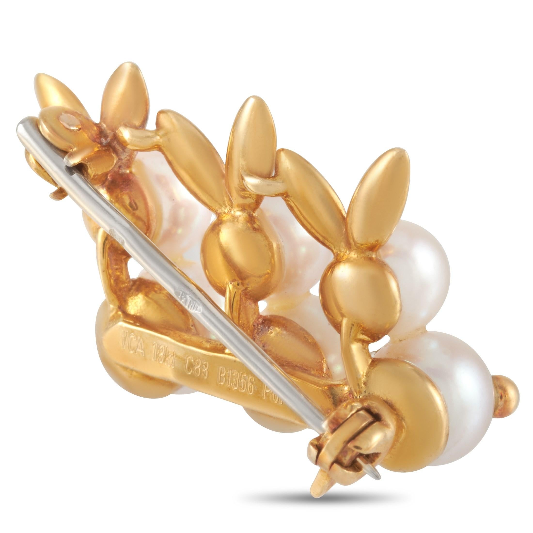 Verleihen Sie jedem Outfit einen Hauch von Skurrilität mit der Van Cleef & Arpels 18K Gelbgold Triple Rabbits Pearl Brooch. Dieses verspielte, aber raffinierte Accessoire besteht aus drei hasenförmigen Gelbgoldfassungen, die drei Paare von