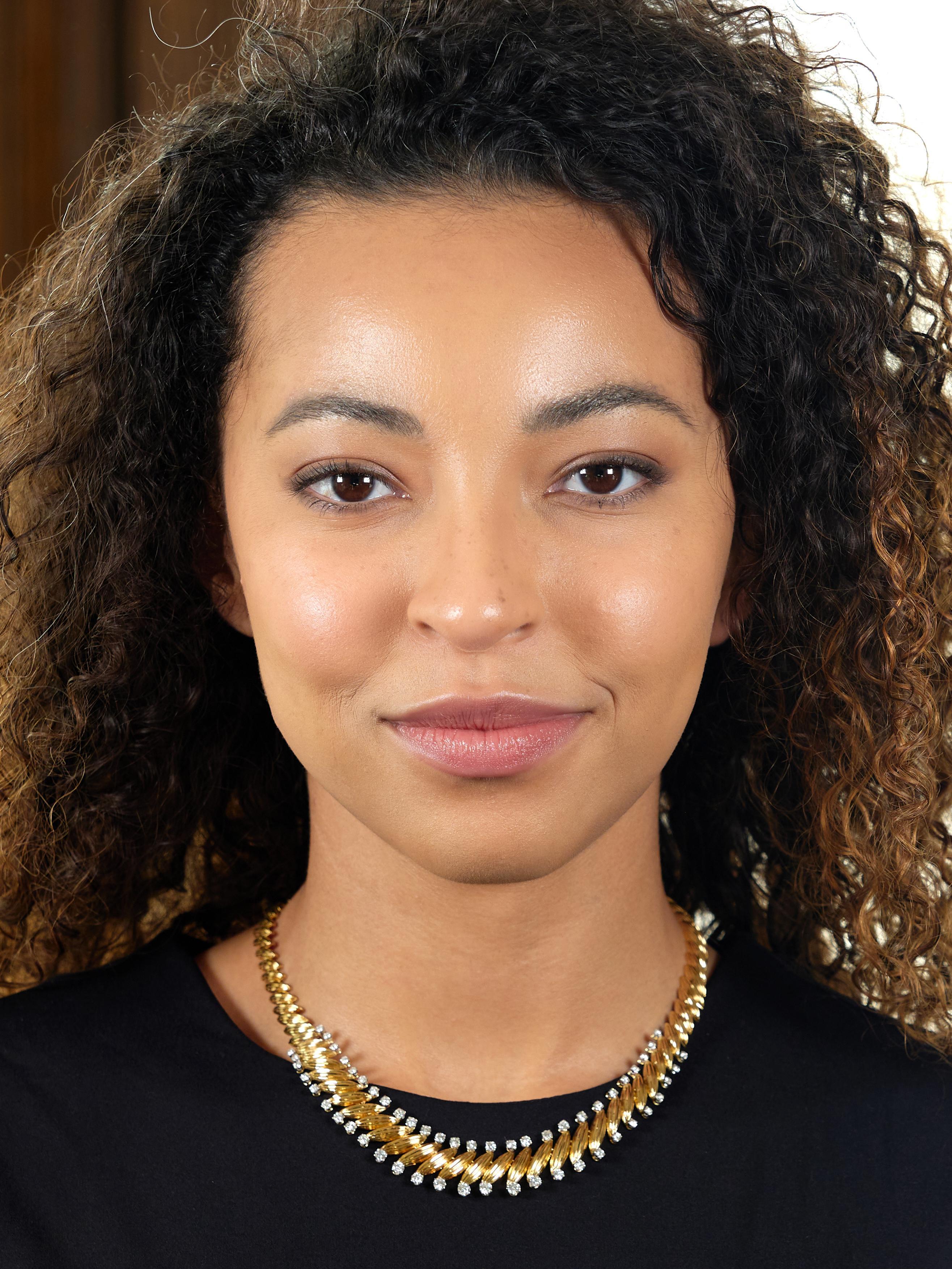 Bestehend aus strukturierten Gelbgoldgliedern
Durchgehend mit linearer Textur graviert
Mit modernen Diamanten im Übergangsschliff abschließen
Zackenfassung in Platin mit einem Gewicht von ca. 3,34 Karat, Farbe E - F, Reinheit VVS-VS
Mit