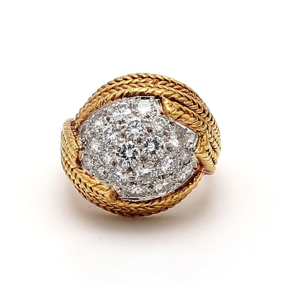 Progettista:
Van Cleef & Arpels


Titolo:
Van Cleef & Arpels 1,80 carati di diamanti tondi Brillanti G VS2 in oro 18 carati


Stile:
Cluster


Metallo:
Oro 18 carati


Gemma 1:
Diamante da 1,8 carati


Numero di