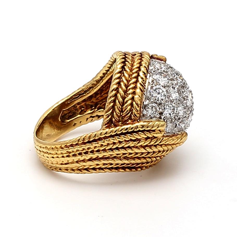 Van Cleef & Arpels 1,80 Carati Diamante Rotondo Brillante G VS2 Oro 18 Karati Cluste In condizioni buone in vendita a New York, NY