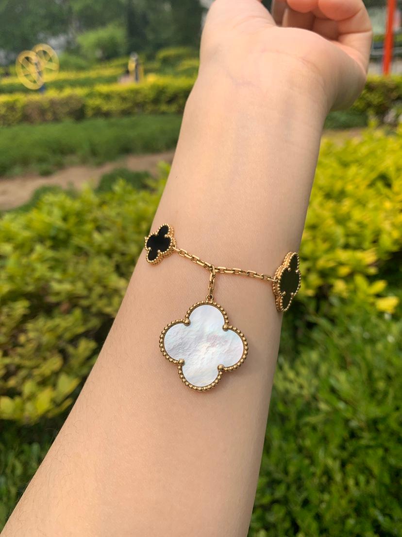 Dieses 5-Motiv-Armband aus 18 Karat Gelbgold stammt aus der Kollektion Magic Alhambra von Van Cleef & Arpels! Ein graues Perlmutt:: zwei schwarze Onyxe und zwei Perlmuttmotive machen dieses zarte Armband aus 18 Karat Gelbgold zu einem einzigartigen