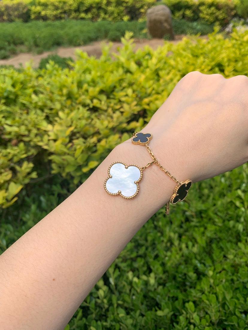 Van Cleef & Arpels 18k 5 Motiv Onyx Perlmutt Magic Alhambra Armband im Zustand „Hervorragend“ in Banbury, GB