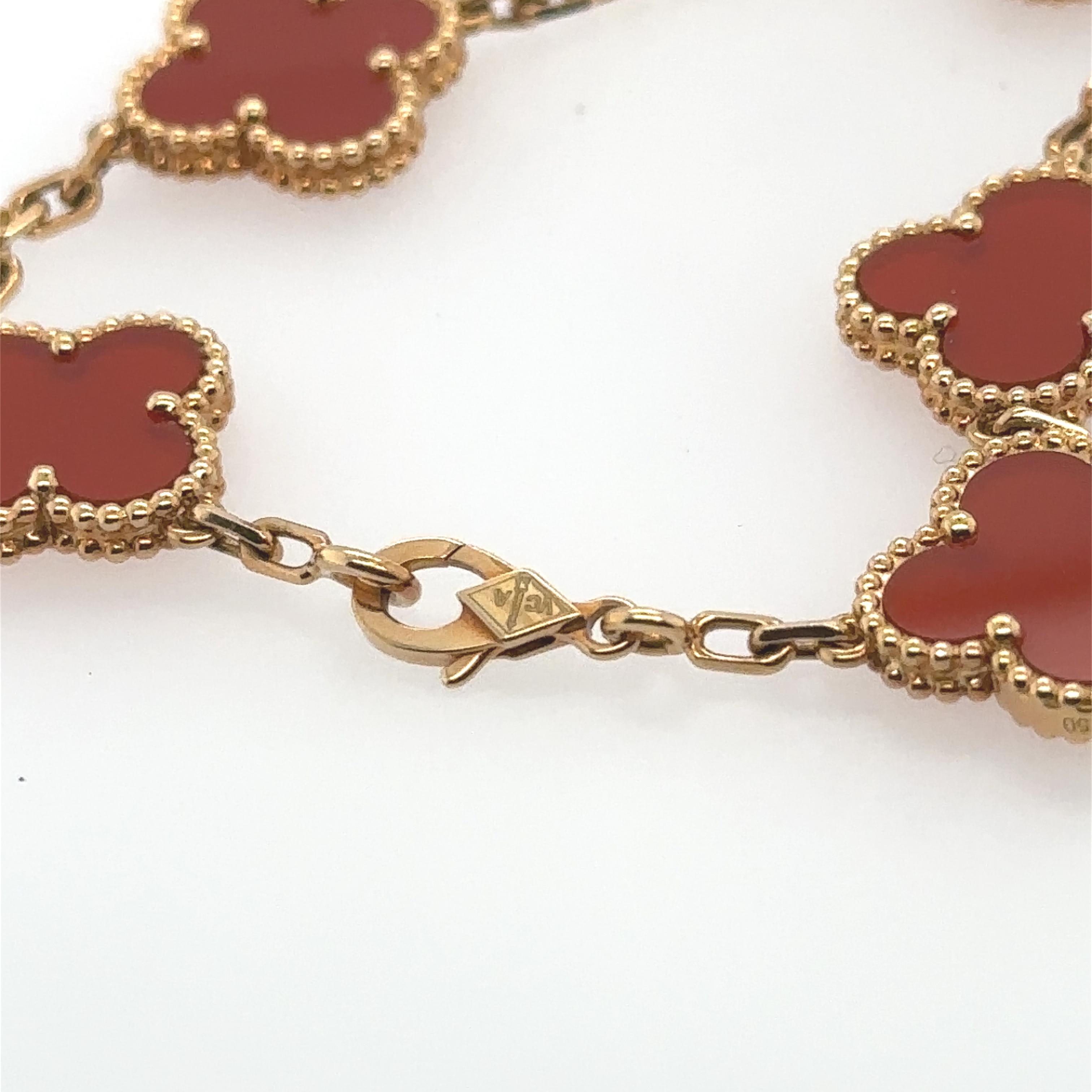 Pulsera de oro amarillo de 18 quilates y cornalina de la colección Vintage Alhambra de Van Cleef & Arpels. La pulsera consta de 5  icónicos motivos de trébol engastados con incrustaciones de cornalina. La pulsera mide 20 cm de largo, termina con un