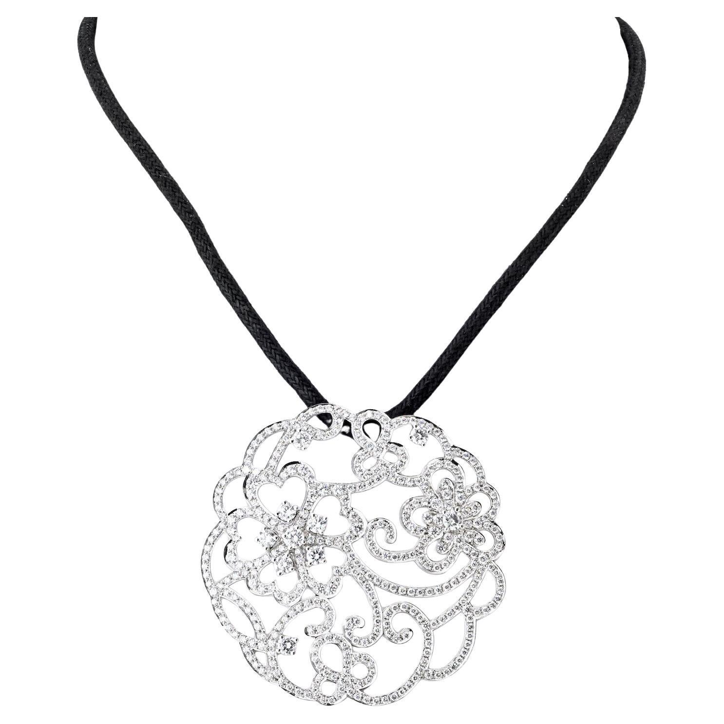 Colgante de diamantes Van Cleef 
Arpels de 18 quilates sobre cordón de seda "Dentelle" en venta