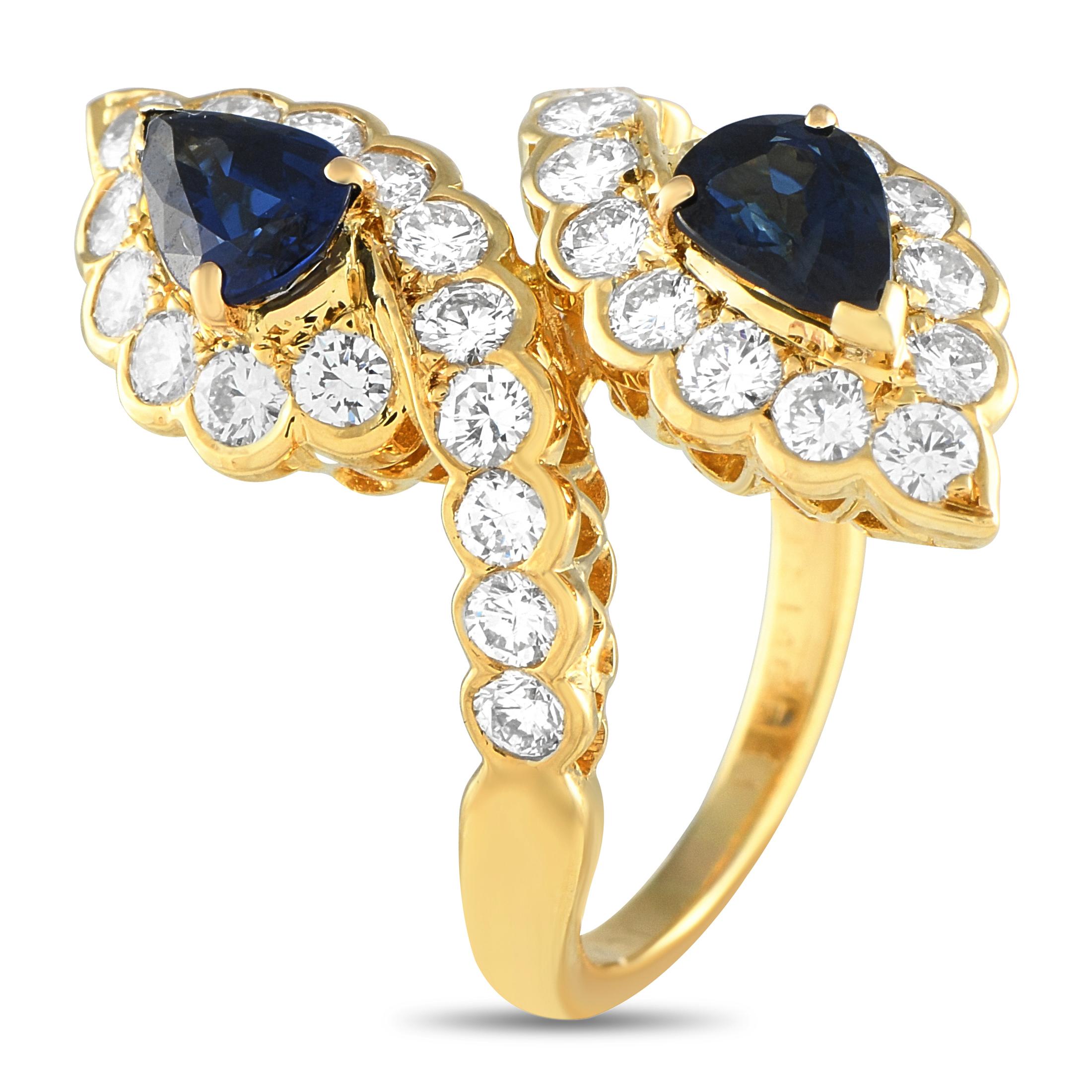 Une pièce vintage de Van Cleef & Arpels qui illustre la vision unique de la marque française de joaillerie de luxe et sa maîtrise des designs raffinés et fluides. Cette bague bypass Toi et Moi présente une paire harmonieuse de saphirs en forme de