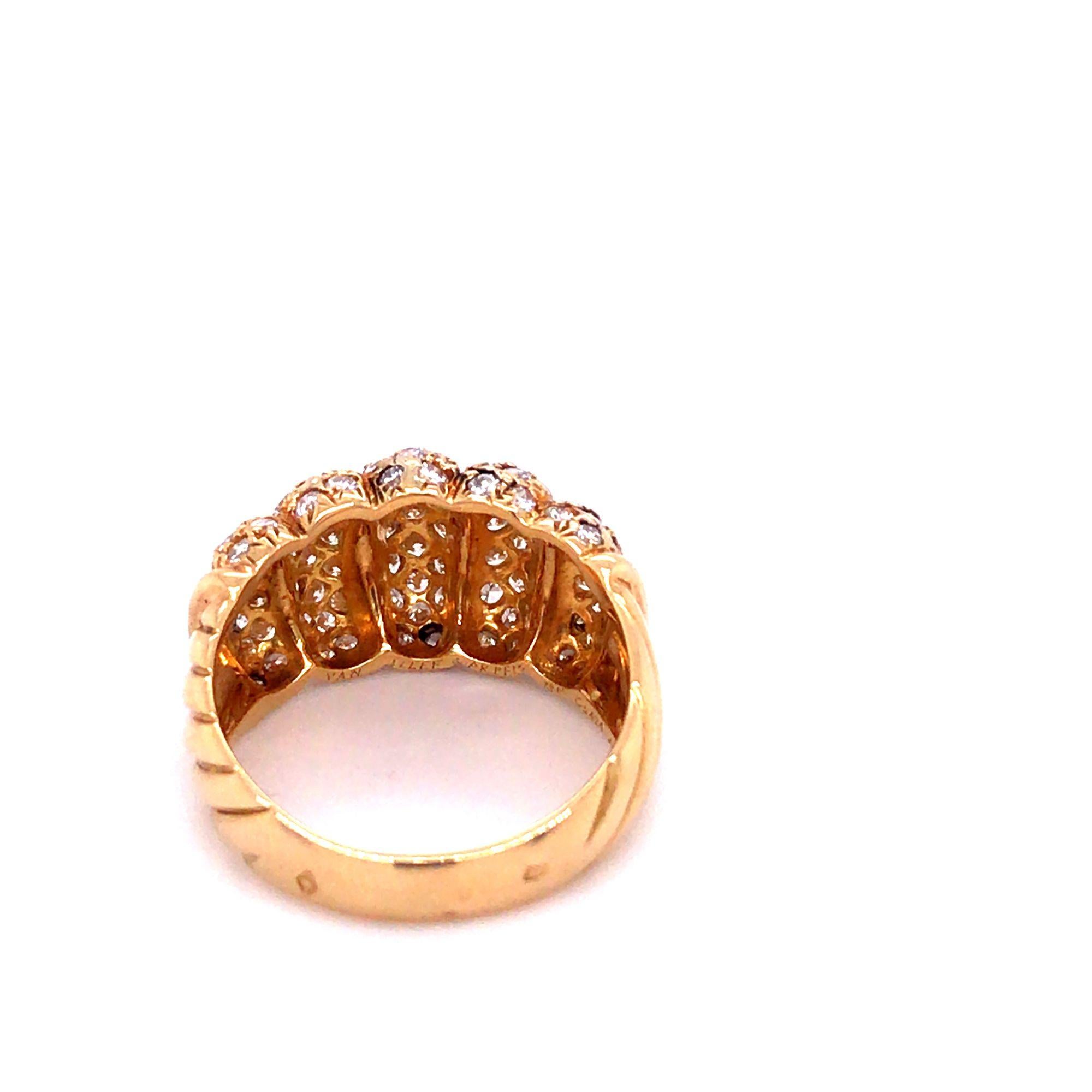 Round Cut Van Cleef & Arpels 18k Gold and Diamond Ring For Sale