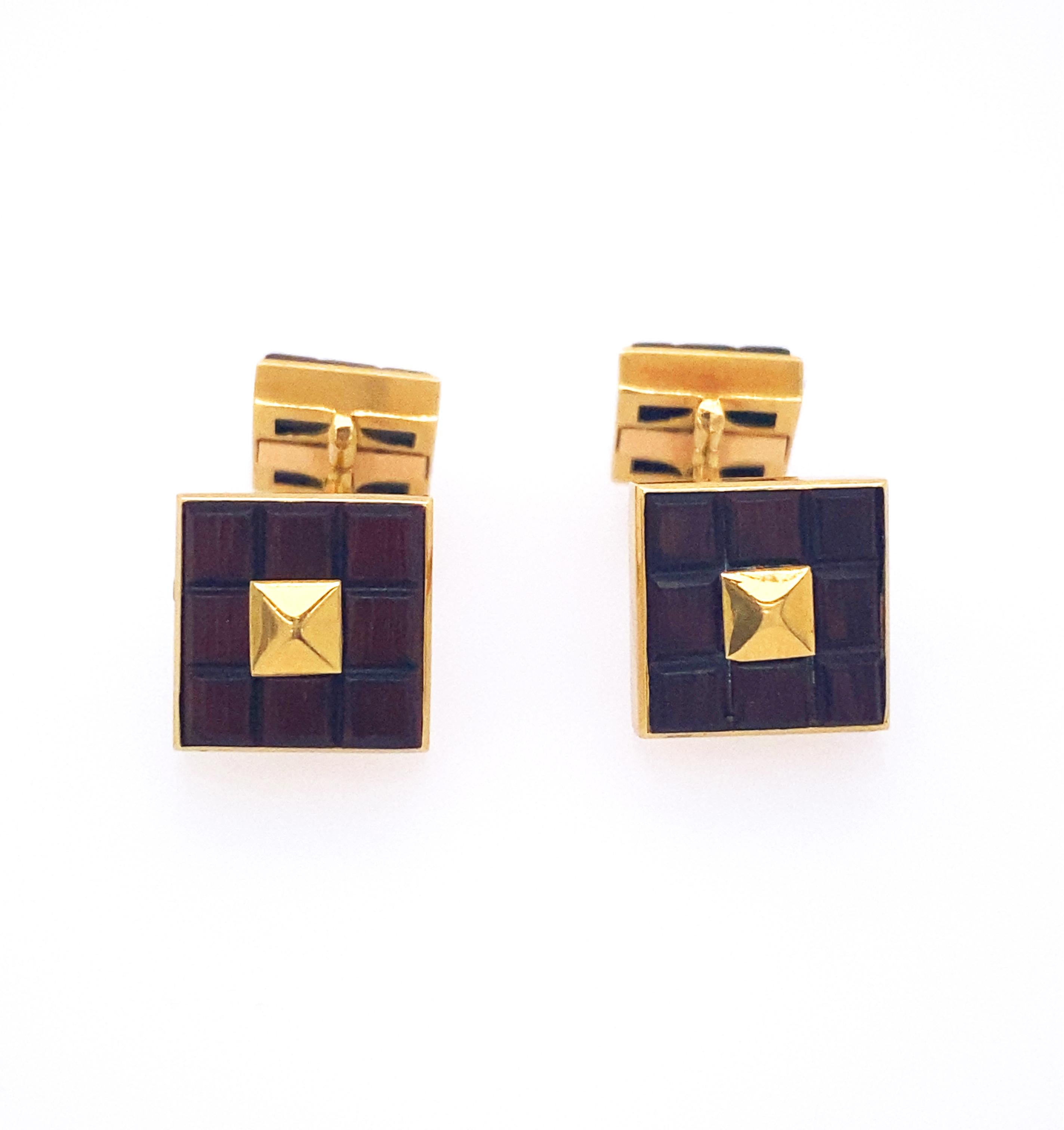 Van Cleef & Arpels Manschettenknöpfe aus 18 Karat Gold und Holz mit Plakette  im Zustand „Gut“ im Angebot in New York, NY