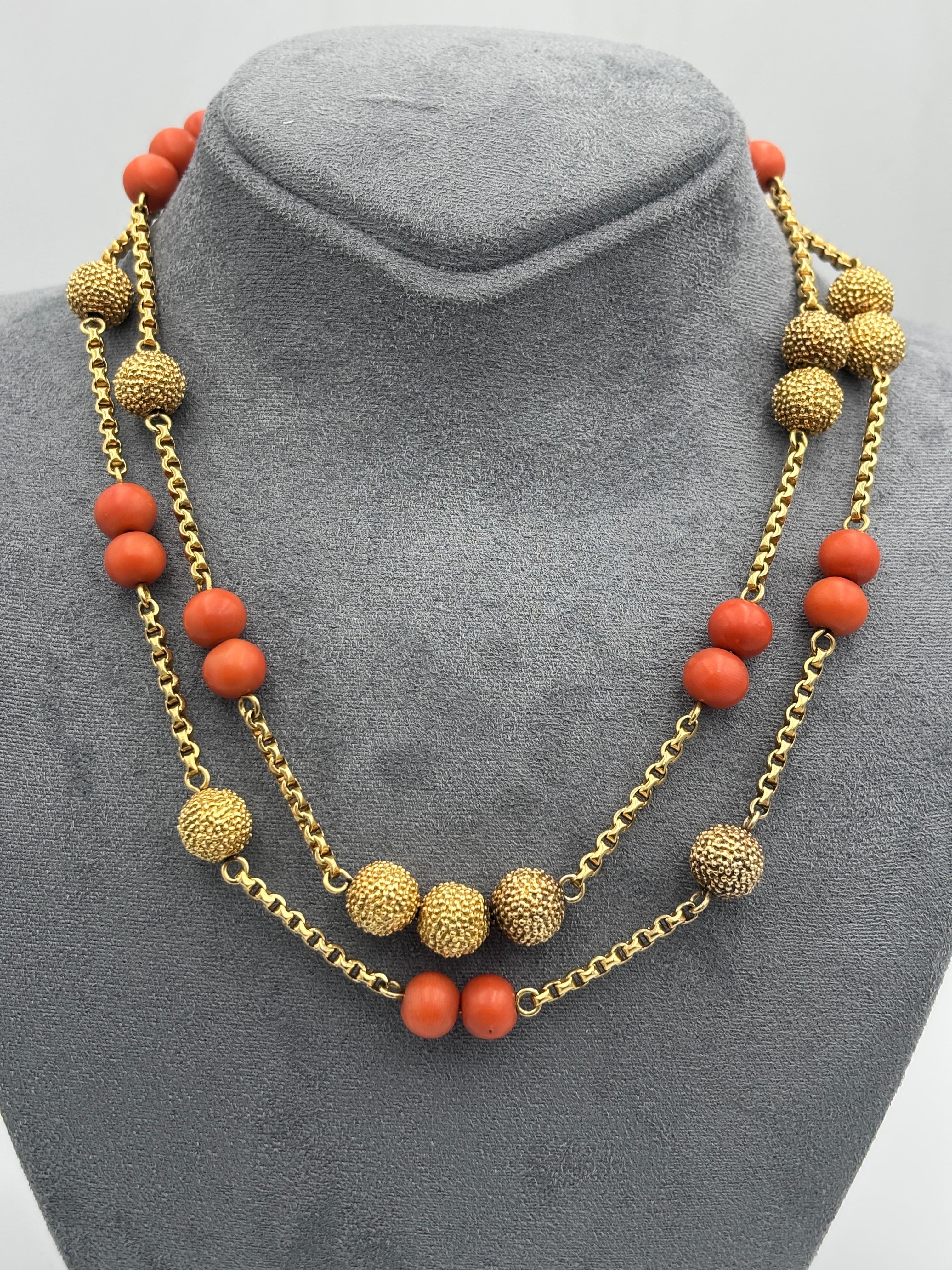Questo elegante sautoire Van Cleef & Arpels è composto da perle di corallo e sfere d'oro 18k. Si tratta di un bellissimo pezzo che risale agli anni '70 e misura 79 cm di lunghezza.
