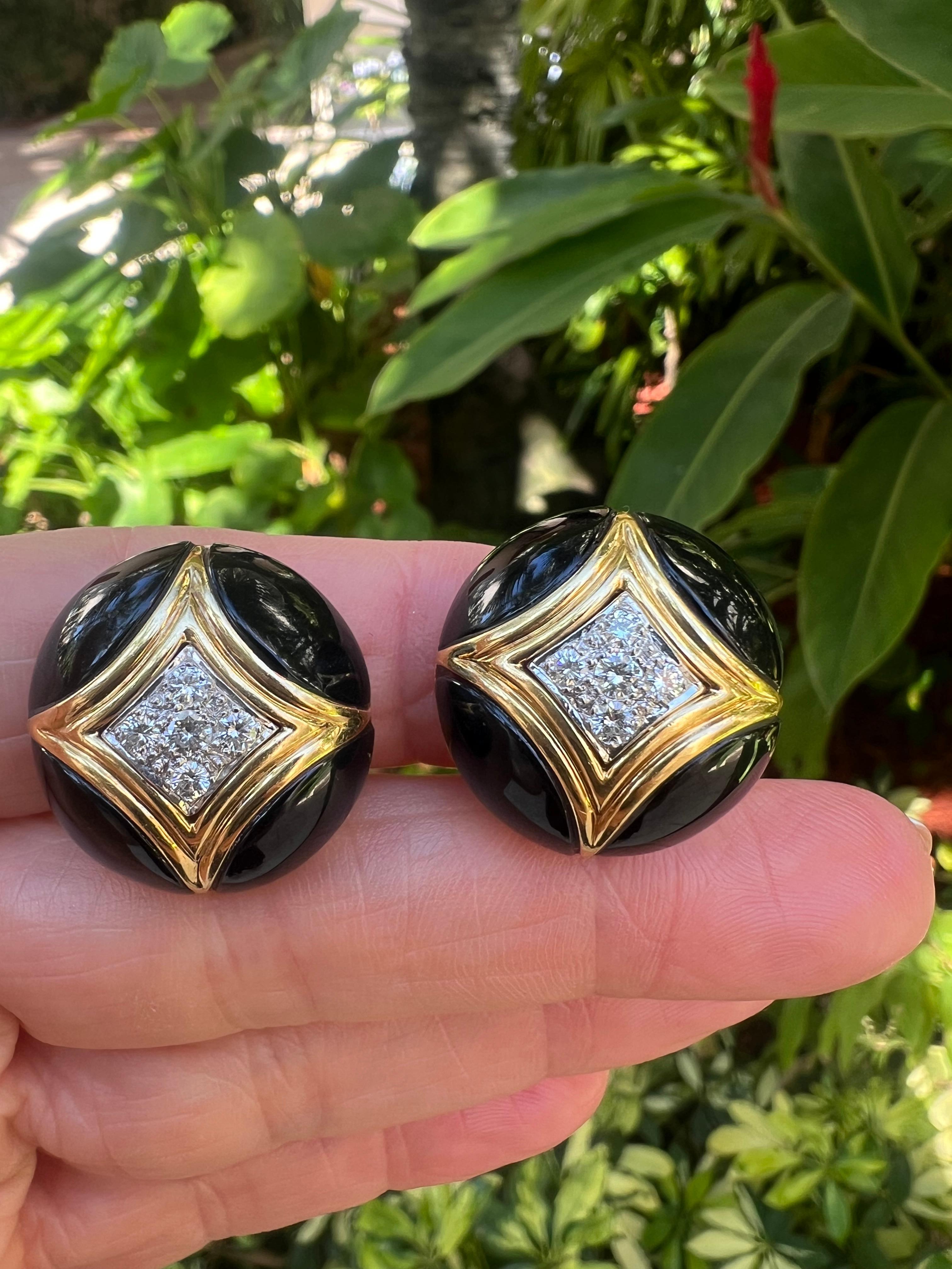 Van Cleef & Arpels 18k Gold Black Onyx Diamond Clip Earrings In Excellent Condition In Palm Beach, FL