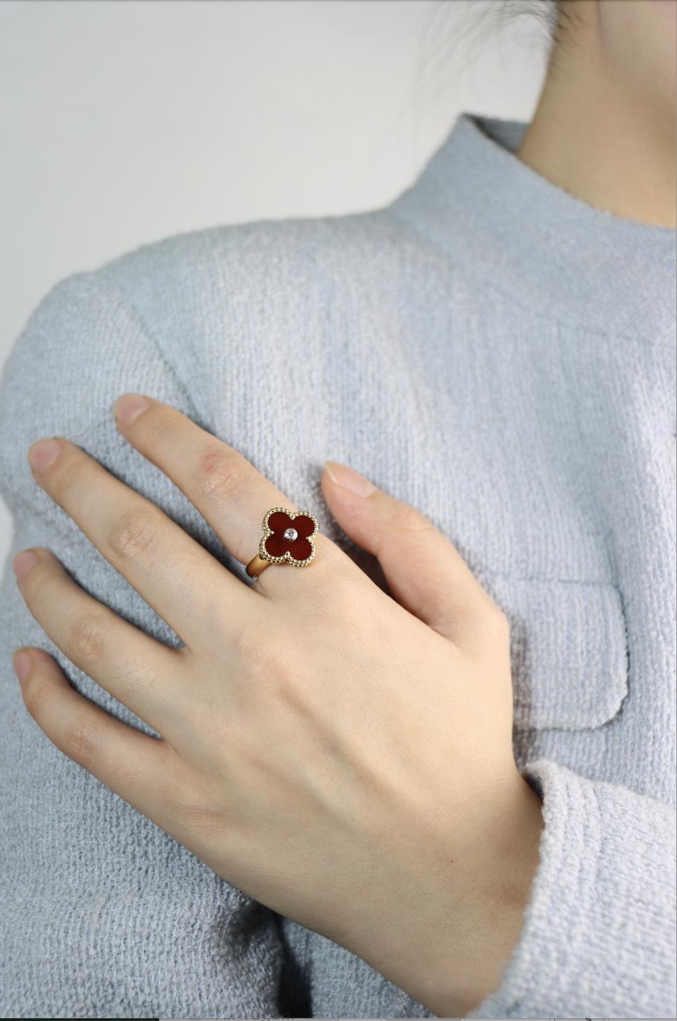 Van Cleef & Arpels 18K Gold Carnelian Diamond Alhambra Ring 

STAMPED ON INNER BAND:
VCA Au750
- MODEL / SERIAL NUMBER (As pictured)


Approximate Dimensions:
6.25 (Ring Size) 
6.4 grams in weight.