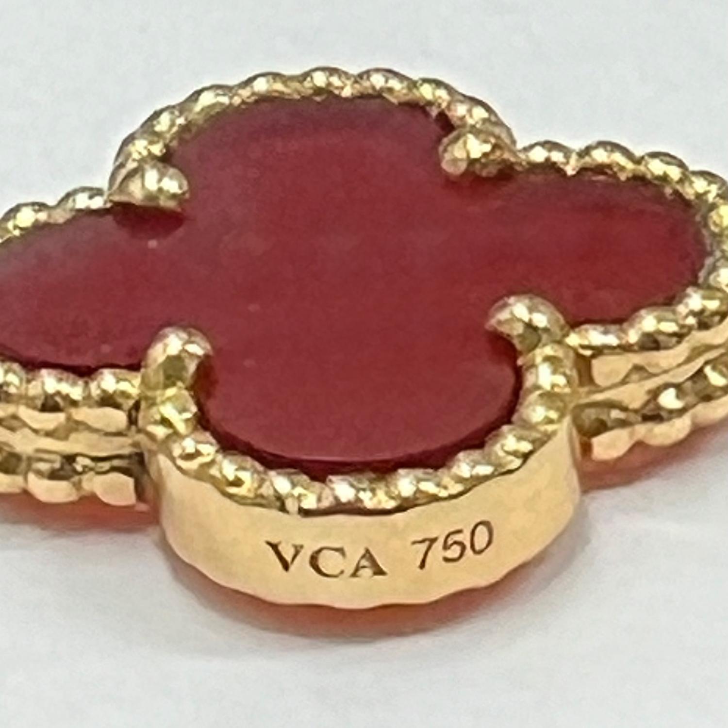 Poli au tonneau Van Cleef & Arpels Bracelet Alhambra vintage en or jaune 18 carats et cornaline