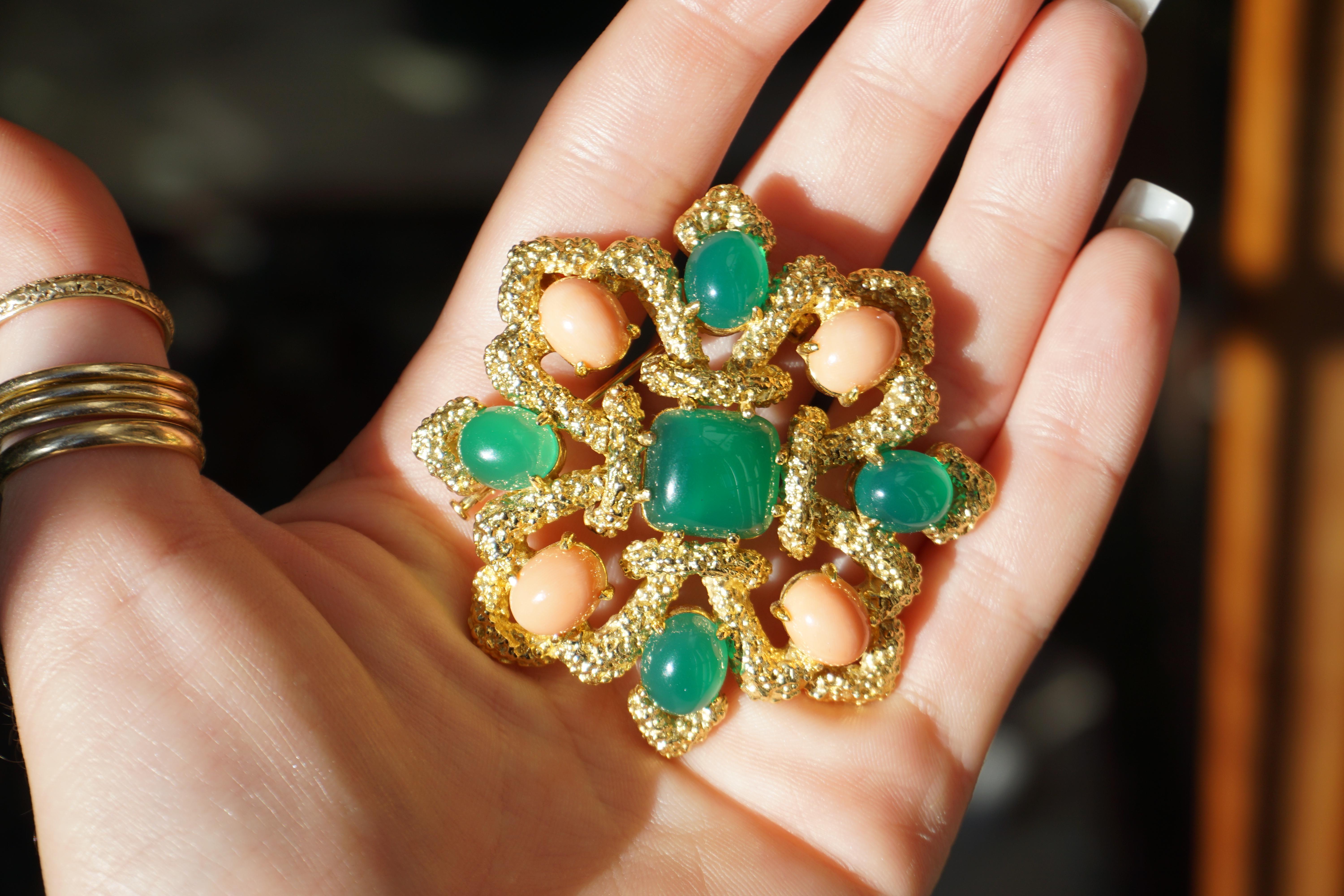 Cabochon Van Cleef & Arpels 18K Gold Chrysoprase and Coral Pendant Brooch For Sale