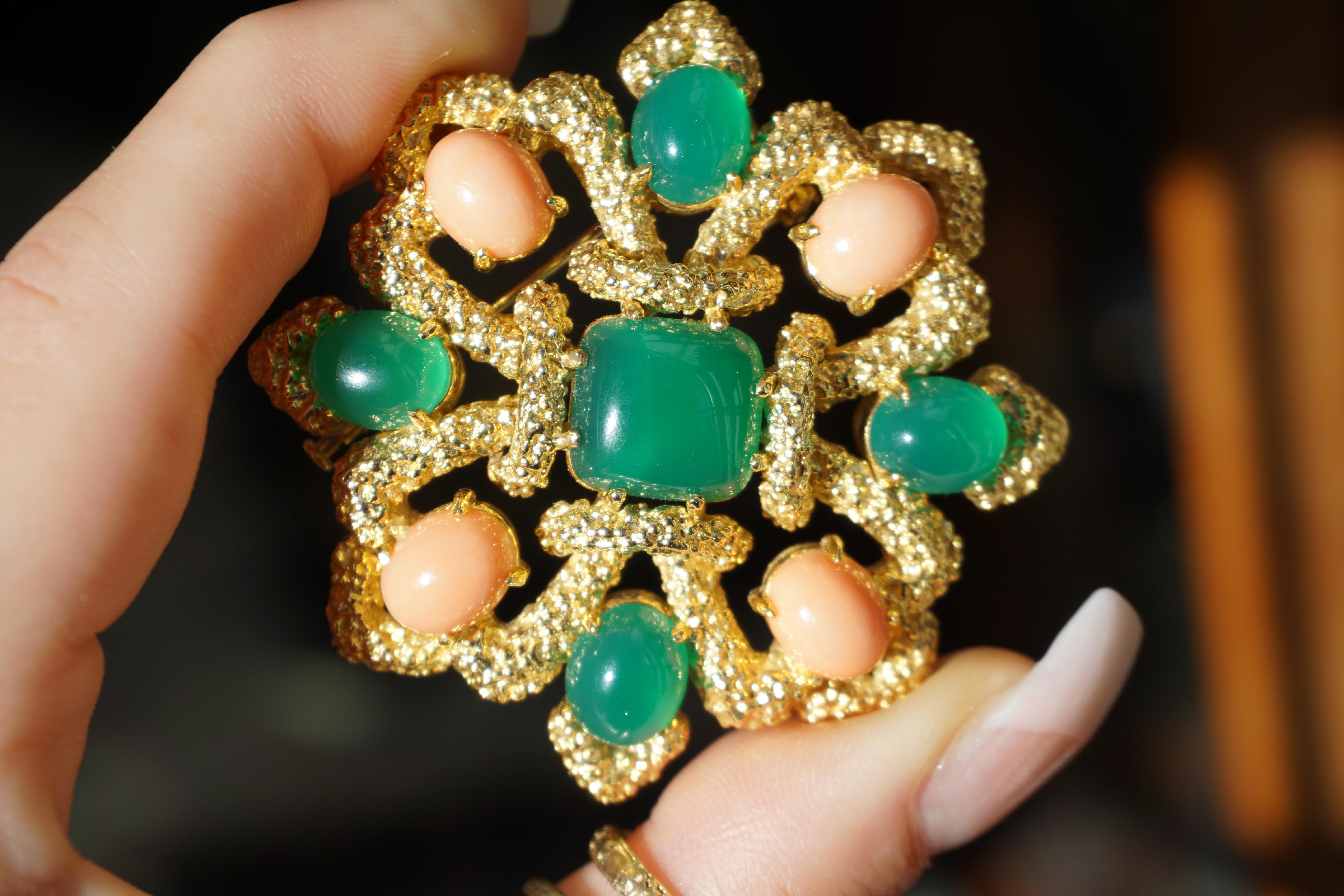 Van Cleef & Arpels 18K Gold Chrysoprase and Coral Pendant Brooch In Excellent Condition For Sale In METAIRIE, LA