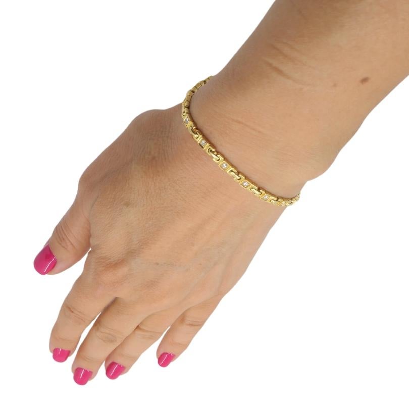 Le bracelet en or jaune 18k de Van Cleef & Arpels est une marque d'élégance et de savoir-faire.
Cette pièce luxueuse présente les caractéristiques suivantes 
Or jaune 18 carats ; style contemporain français ;  17 diamants ronds de taille brillante