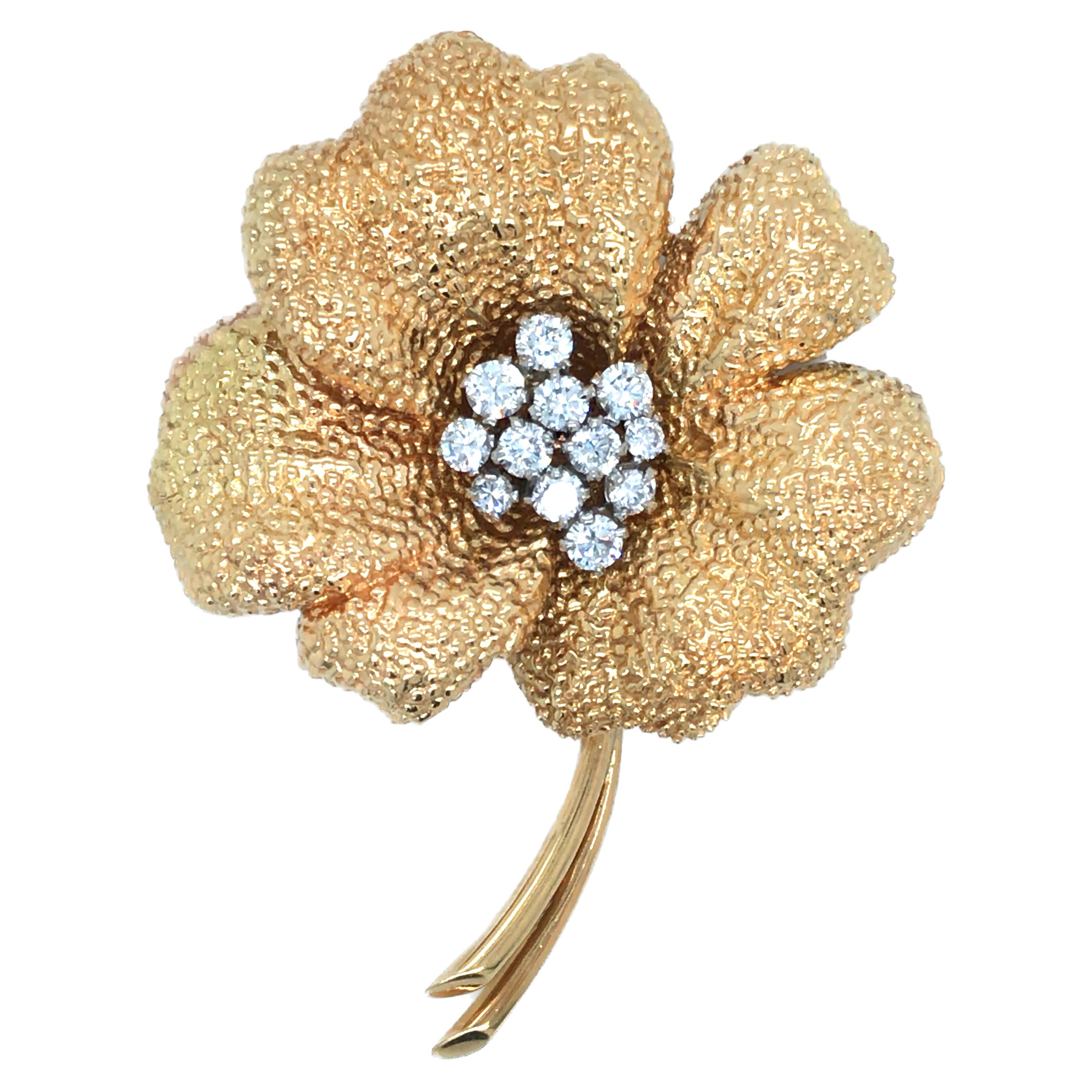 Este conjunto VCA incluye un broche y dos pendientes. Representan bellas escenas de flores. Constan de 26 diamantes de talla redonda. Diamante totalmente aprox. 2.39ct.

Diamante: 2,39 ct
Peso: 48,9 gramos
Medida 6x4,6cm (broche) 2,5x2,5cm