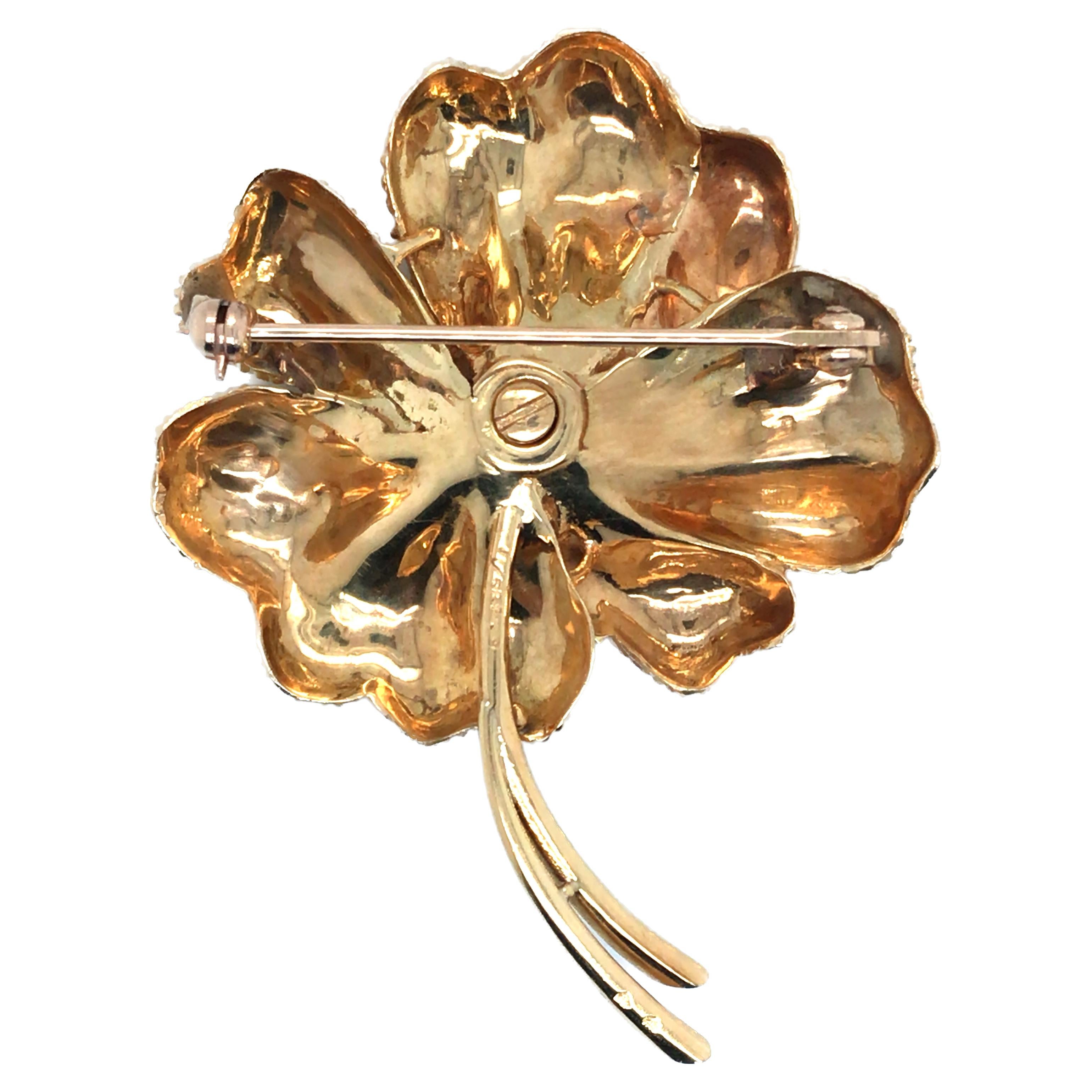 De las mujeres Van Cleef & Arpels, Broche y pendientes de diamantes de oro de 18 quilates en venta