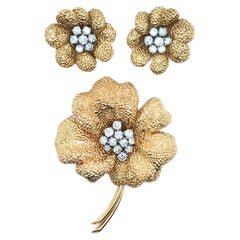 Van Cleef & Arpels Broche et boucles d'oreilles en or 18 carats et diamants