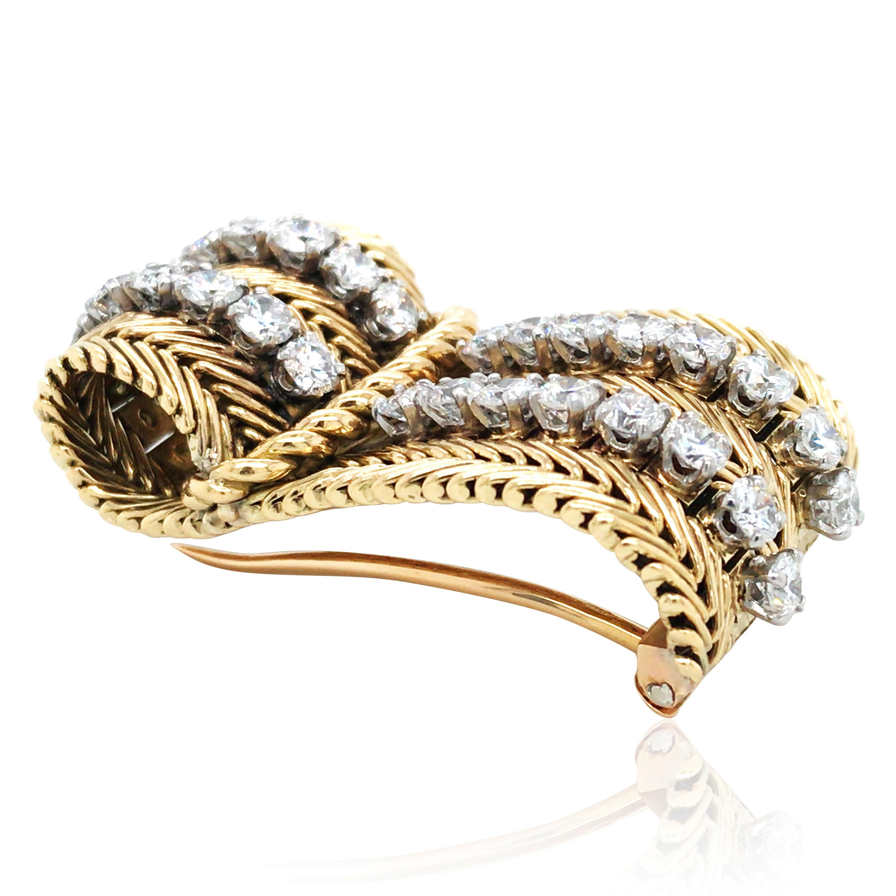 Round Cut Van Cleef & Arpels, 18K Gold Diamond Brooch For Sale
