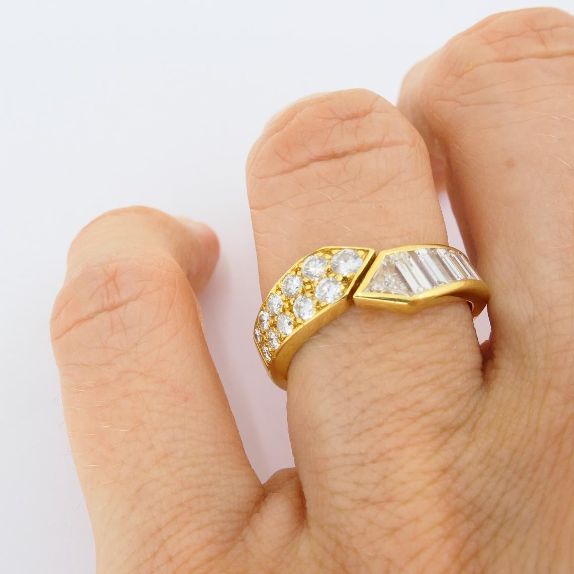 Un anello bypass vintage Van Cleef & Arpels in oro 18k e diamanti. u2028Il design dell'anello presenta due estremità appuntite che si incontrano in una curva aperta. Su un lato sono incastonati 11 diamanti rotondi taglio brillante di purezza VVSI,