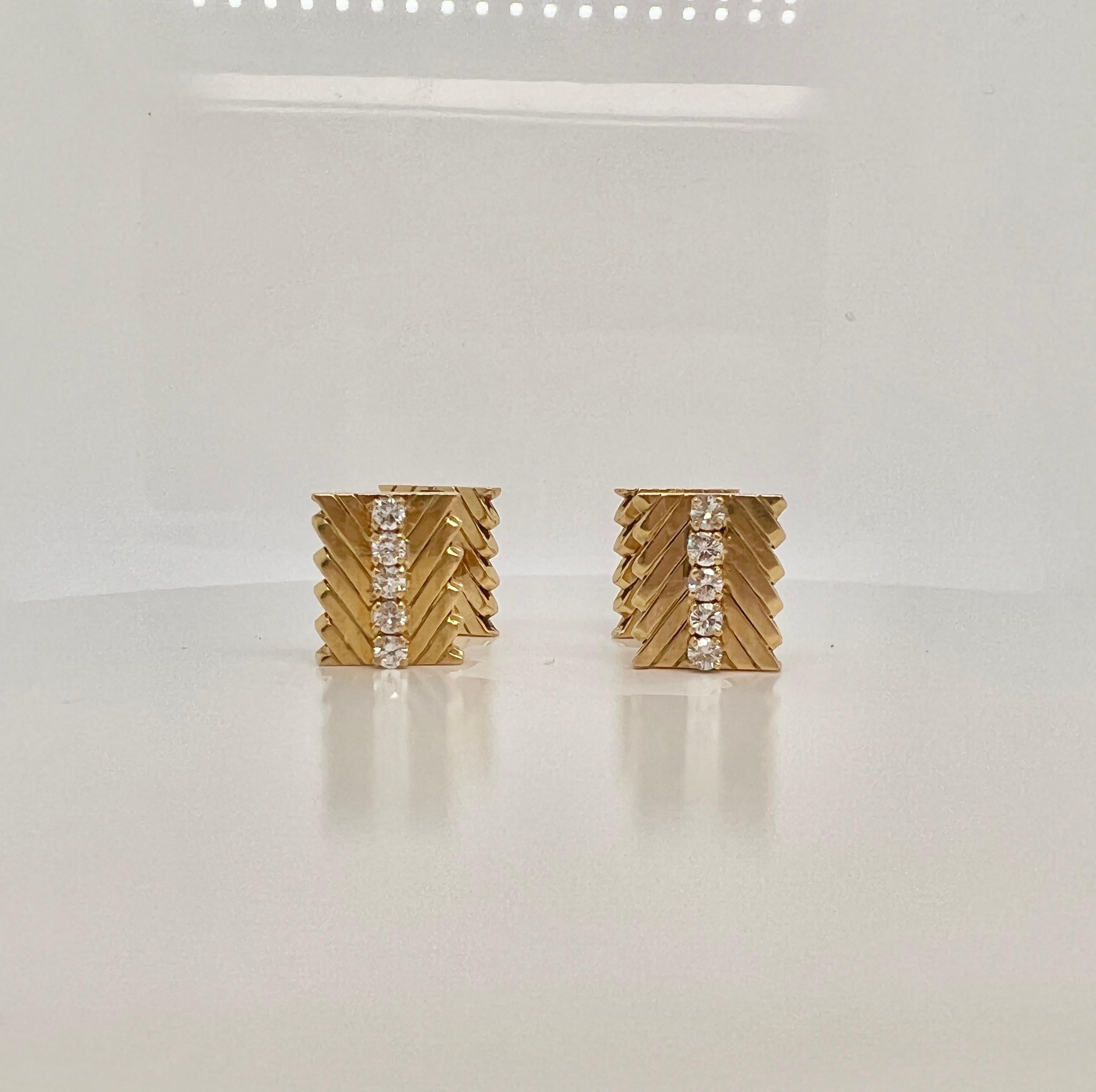 Gemelos de diamantes Van Cleef & Arpels de oro de 18 quilates

Cada gemelo con cinco diamantes redondos de talla brillante en el centro. 
Peso total 16,8 gramos

En excelente estado