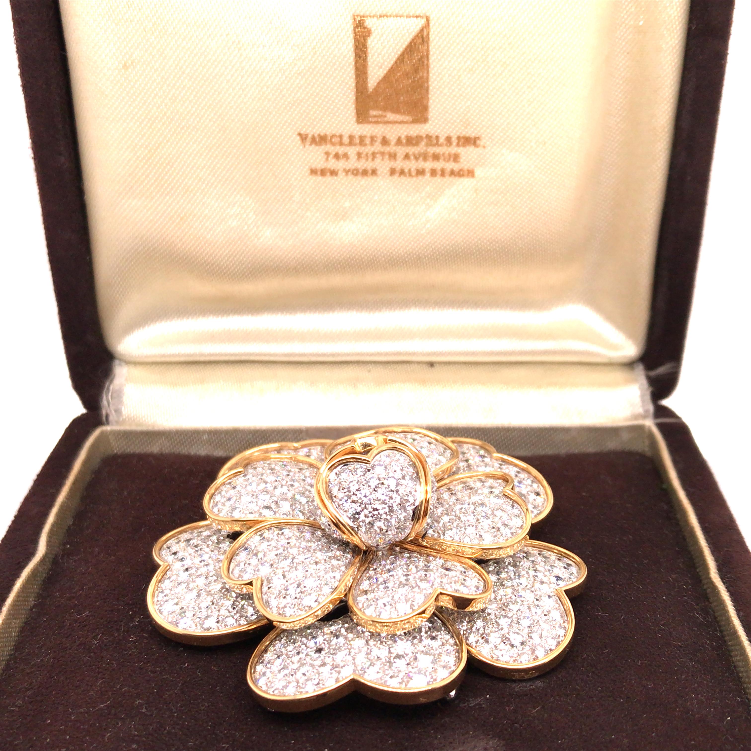 Cette séduisante broche fleur en diamant est réalisée en or 18 carats. Elle pèse 50,6 grammes et mesure 5,3 x 5,3 cm. Le diamant pèse 17,95ct au total.

Estampille : 
