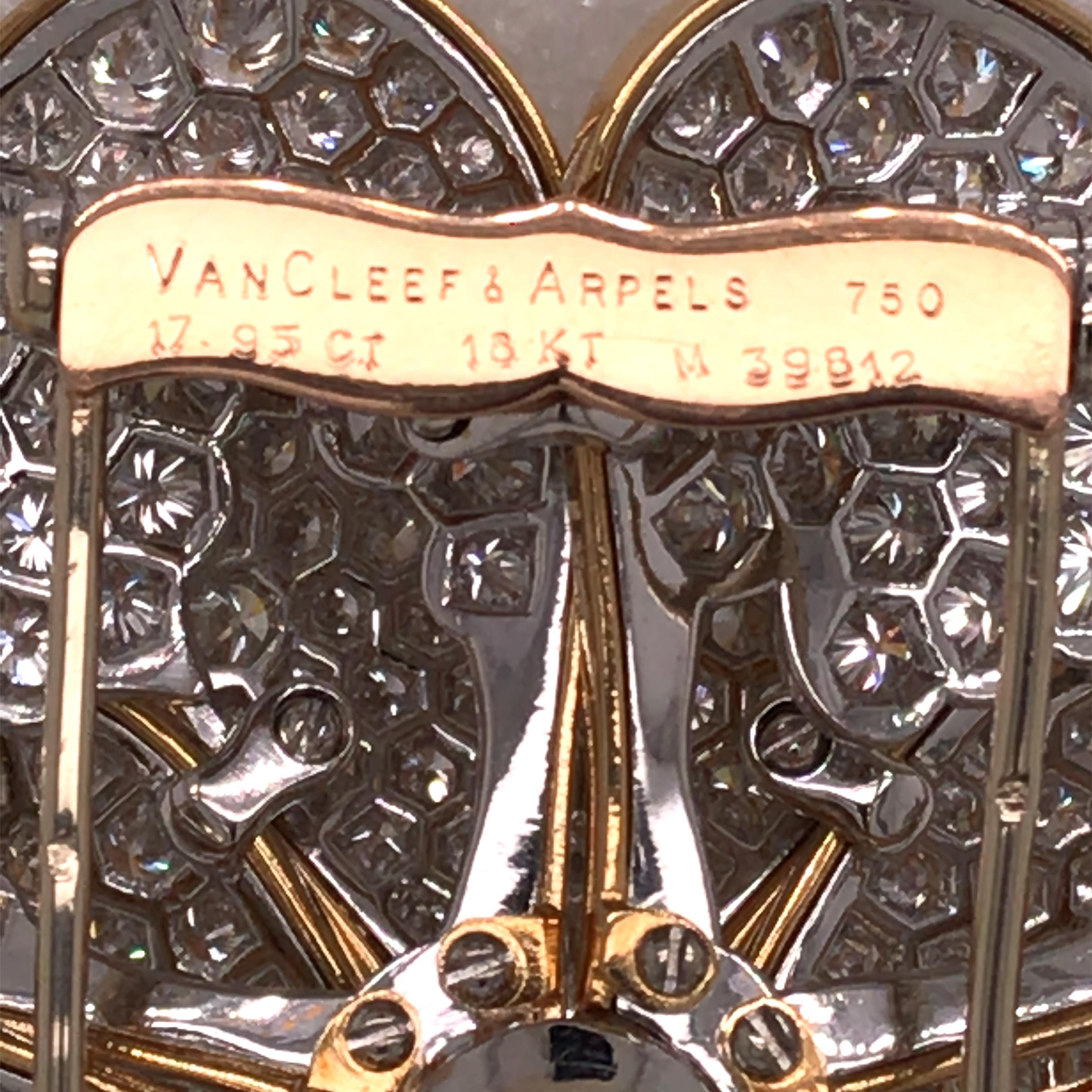 Taille ronde Van Cleef & Arpels, broche fleur en or 18 carats et diamants en vente